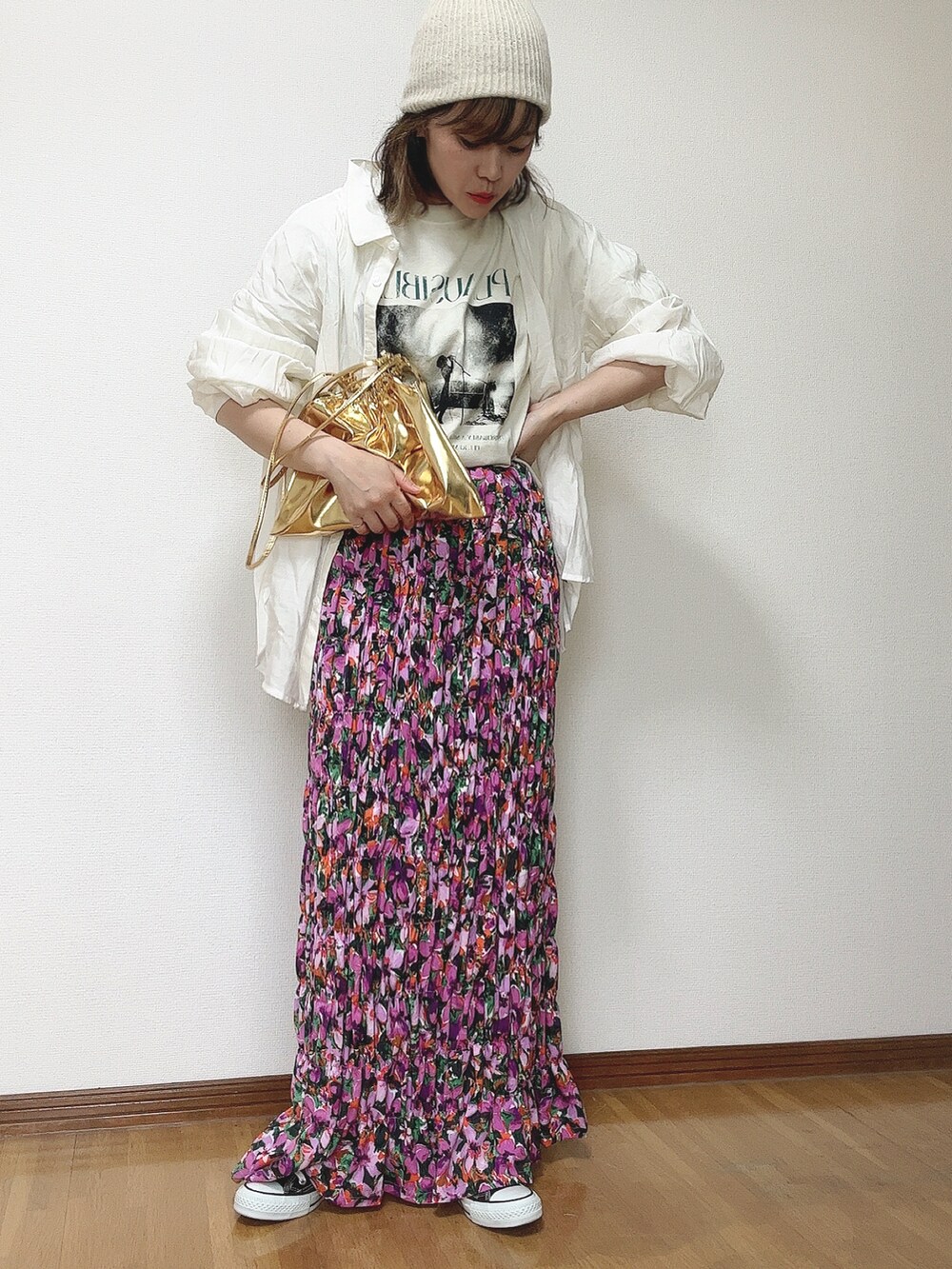 ホワイト系のシャツ/ブラウス、ホワイト系のTシャツ/カットソー、パープル系のスカートを着用したレディースの夏コーディネートの5枚目の写真