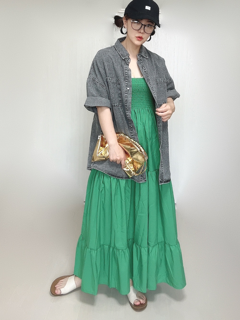 ブラック系のシャツ/ブラウス、ゴールド系のショルダーバッグ、ホワイト系のサンダルを着用したレディースの夏コーディネートの4枚目の写真