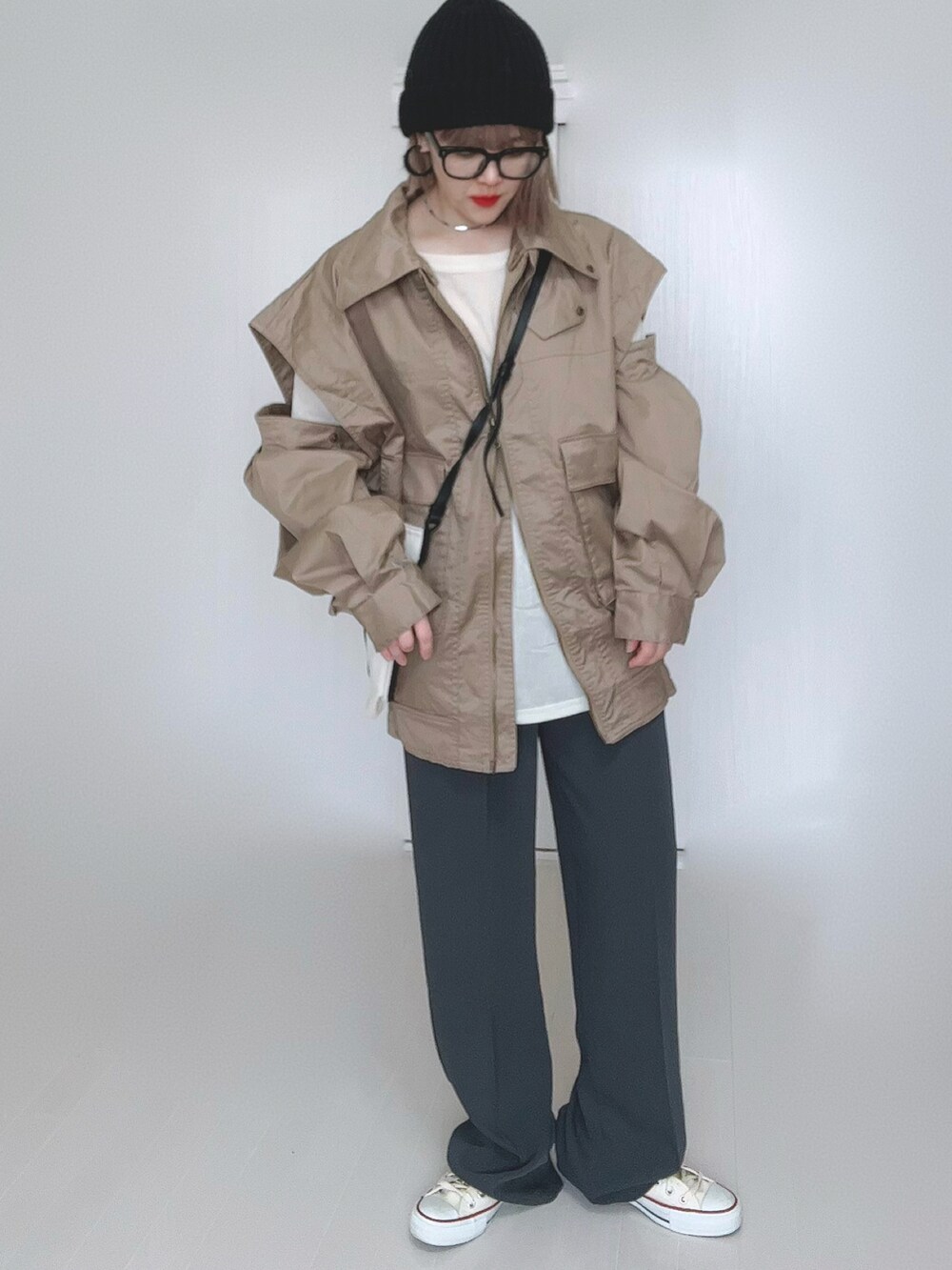 ベージュ系のジャケット/アウター、ホワイト系のTシャツ/カットソー、ホワイト系のショルダーバッグを着用したレディースの冬コーディネートの2枚目の写真