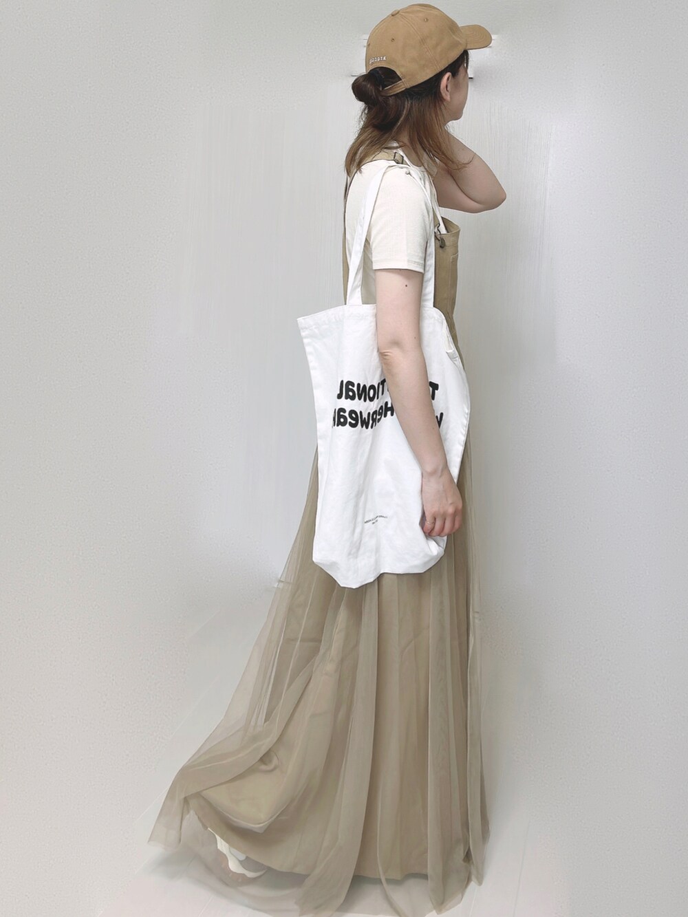 ホワイト系のTシャツ/カットソー、ホワイト系のトートバッグ、ベージュ系のワンピースを着用したレディースの夏コーディネートの4枚目の写真