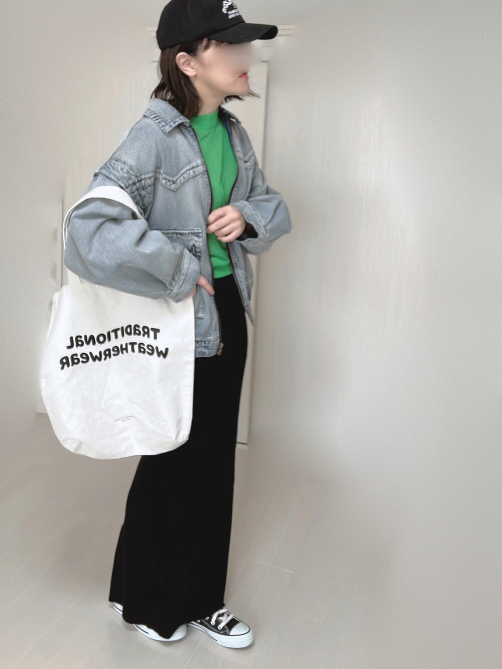 ブルー系のブルゾン、グリーン系のニット/セーター、ホワイト系のトートバッグを着用したレディースの春コーディネートの4枚目の写真