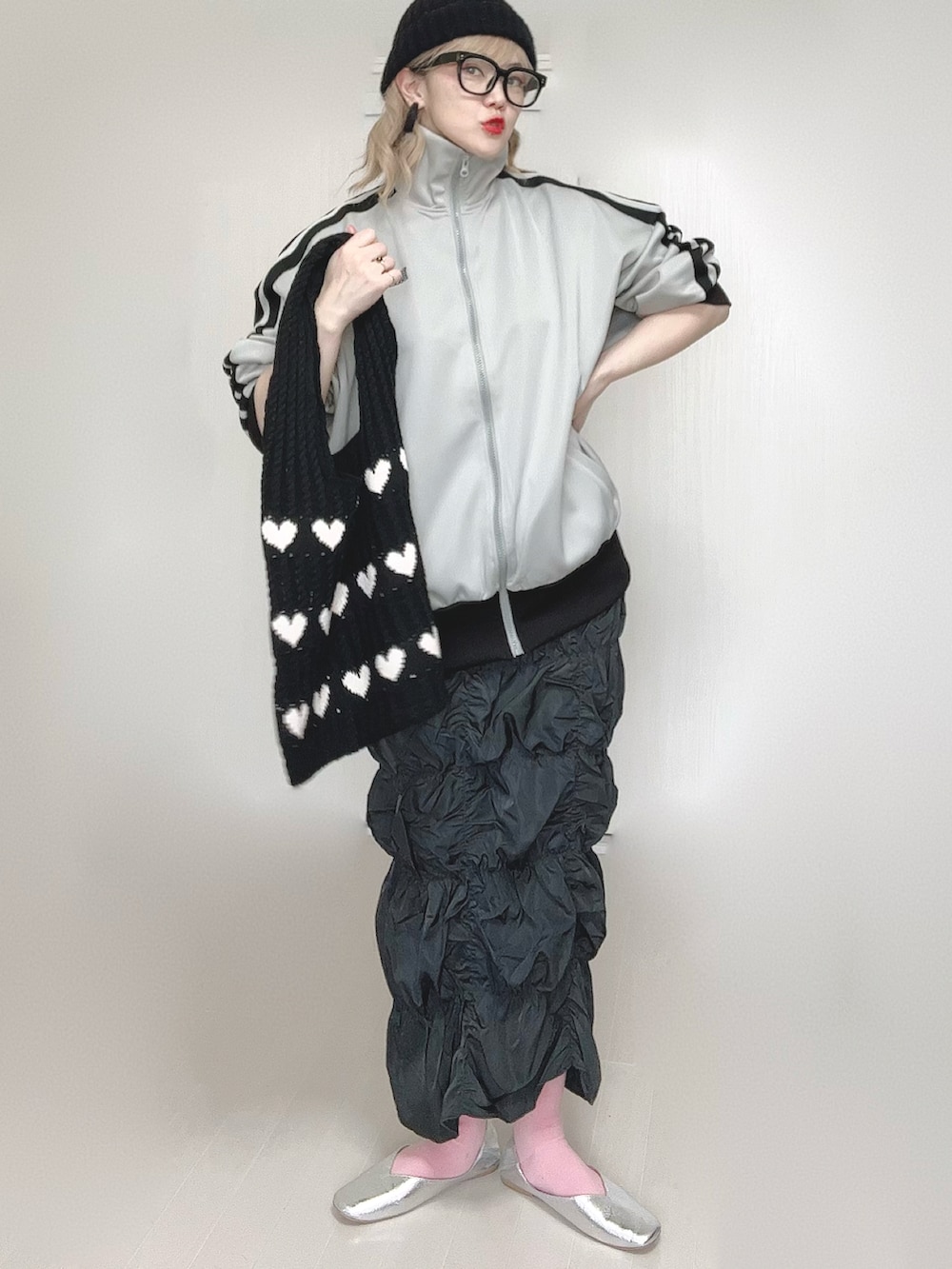 ベージュ系のジャージ、グレー系のスカート、シルバー系のパンプスを着用したレディースの春コーディネートの3枚目の写真