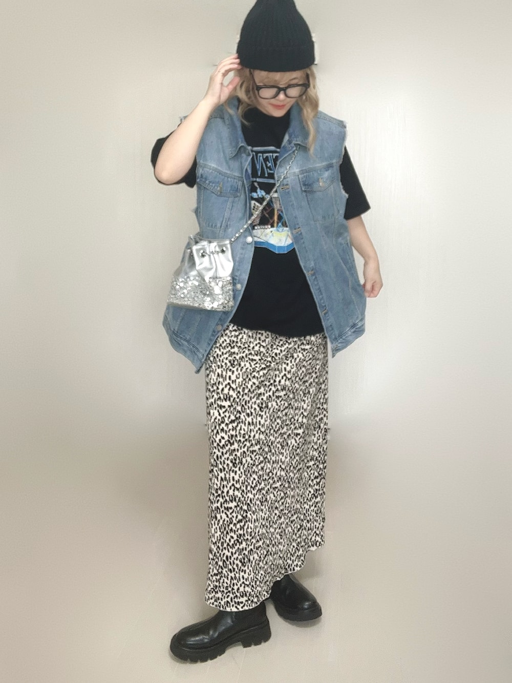 ブラック系のTシャツ/カットソー、ブルー系のベスト、シルバー系のショルダーバッグを着用したレディースの秋コーディネートの2枚目の写真