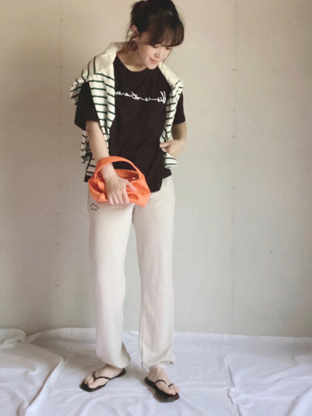 ブラック系のTシャツ/カットソー、グリーン系のTシャツ/カットソー、オレンジ系のショルダーバッグを着用したレディースの夏コーディネートの3枚目の写真