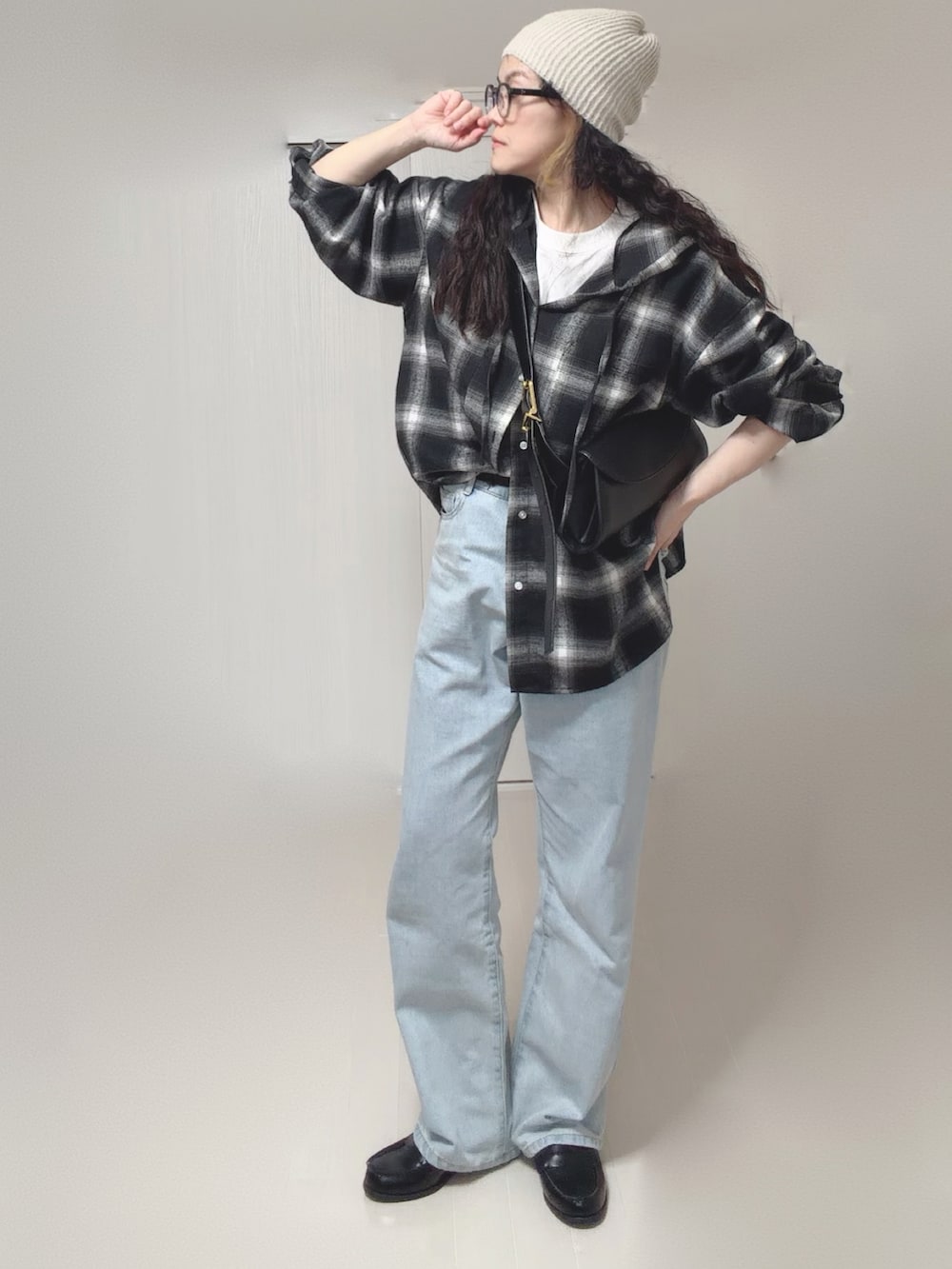 ホワイト系のTシャツ/カットソー、ブルー系のデニムパンツ、ブラック系のシャツ/ブラウスを着用したレディースの春コーディネートの2枚目の写真