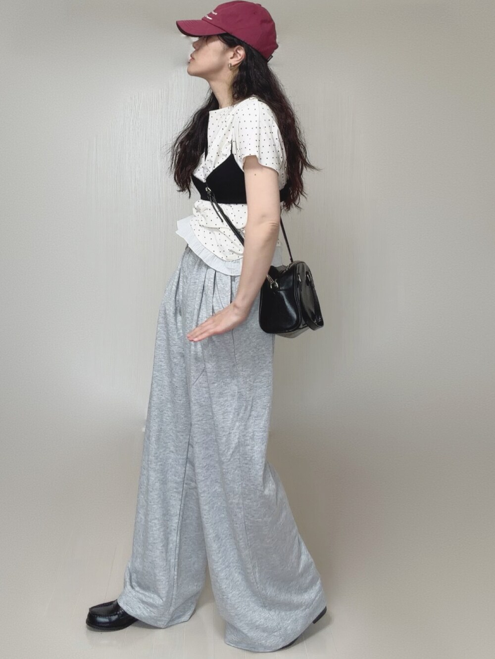 ホワイト系のTシャツ/カットソー、グレー系のスウェットパンツ、ブラック系のその他トップスを着用したレディースの夏コーディネートの3枚目の写真