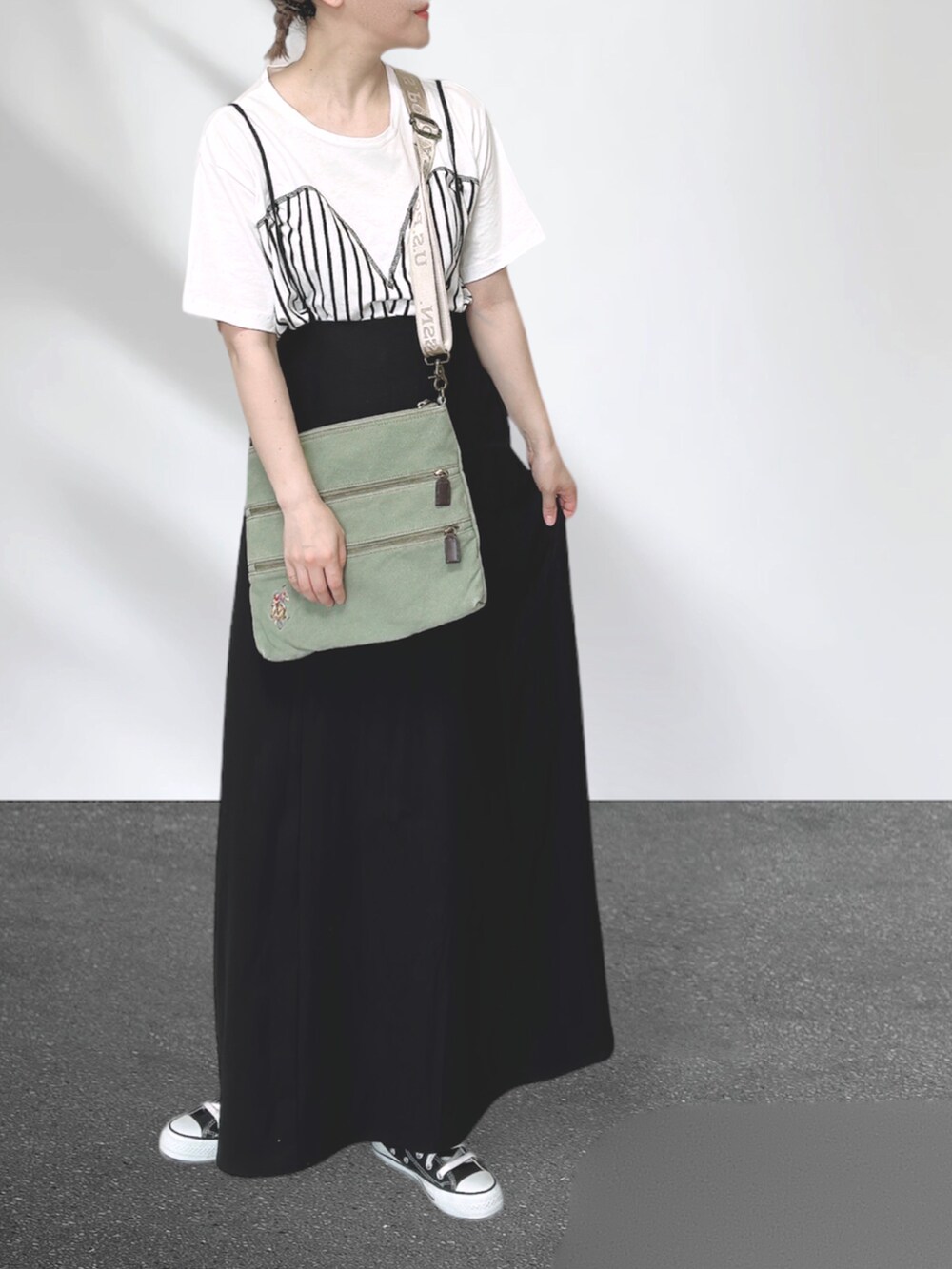 ホワイト系のTシャツ/カットソー、グリーン系のショルダーバッグ、ブラック系のスカートを着用したレディースの秋コーディネートの5枚目の写真