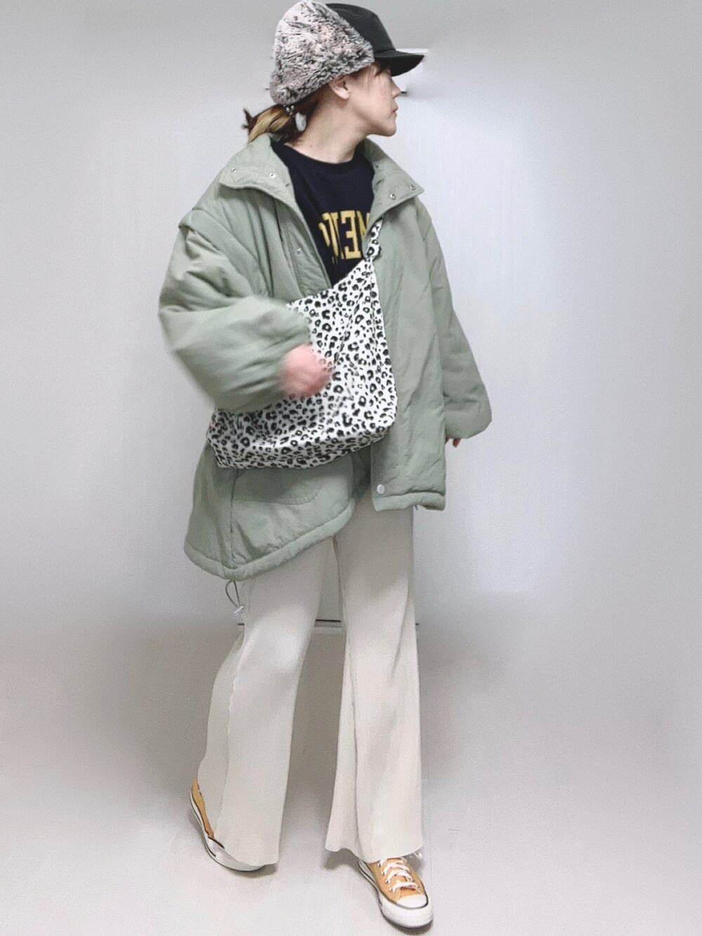 グリーン系のダウンジャケット/コート、ホワイト系のその他パンツ、ホワイト系のトートバッグを着用したレディースの冬コーディネートの3枚目の写真