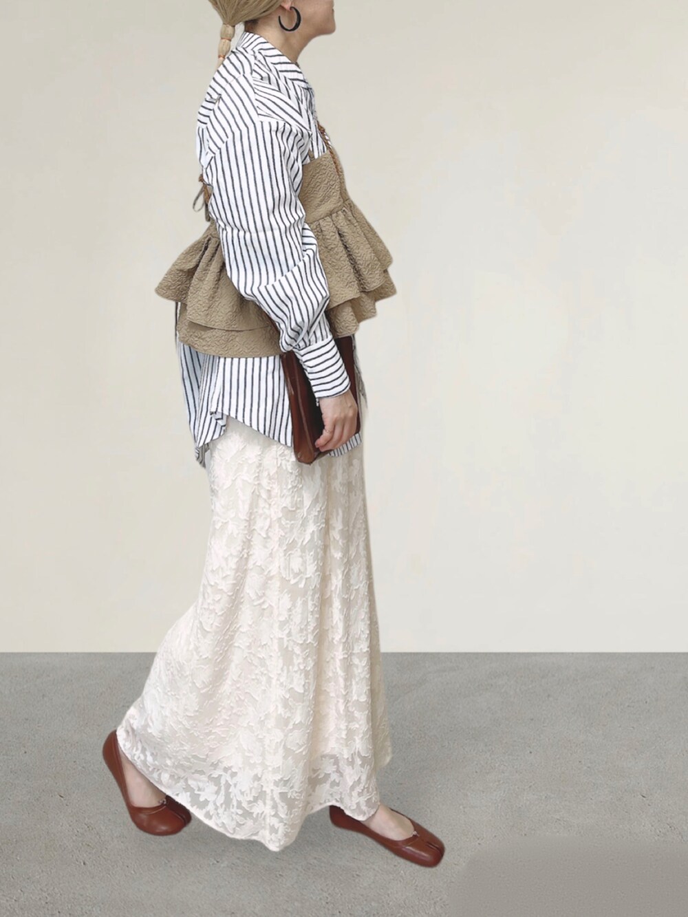 ベージュ系のキャミソール、ホワイト系のシャツ/ブラウス、ブラウン系のショルダーバッグを着用したレディースの秋コーディネートの3枚目の写真