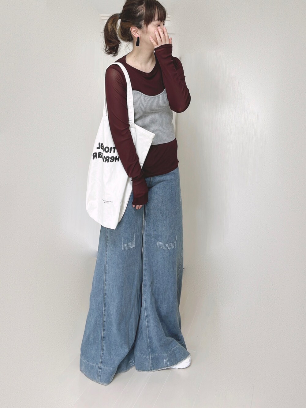 ブラウン系のTシャツ/カットソー、グレー系のチューブトップ、ホワイト系のトートバッグを着用したレディースの秋コーディネートの4枚目の写真