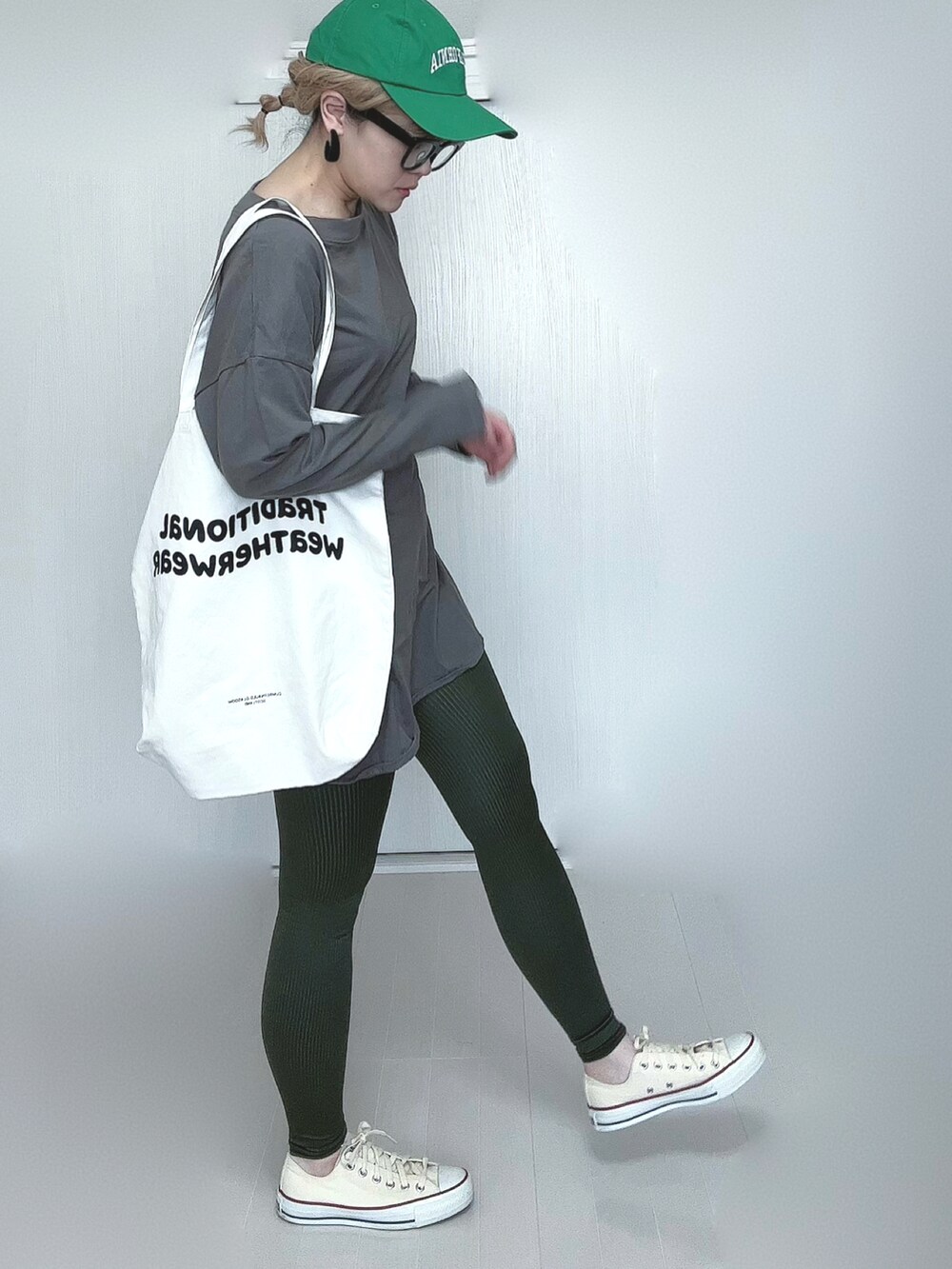 ベージュ系のTシャツ/カットソー、ホワイト系のトートバッグ、ホワイト系のスニーカーを着用したレディースの春コーディネートの4枚目の写真