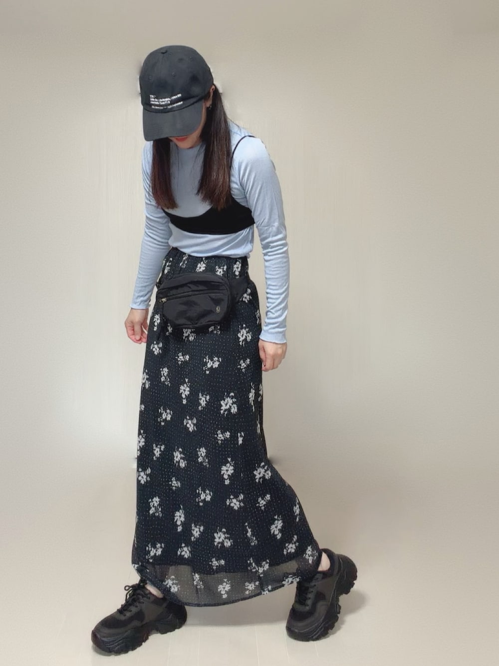 ブラック系のスカート、ブラック系のボディバッグ/ウエストポーチ、ブラック系のその他トップスを着用したレディースの秋コーディネートの3枚目の写真