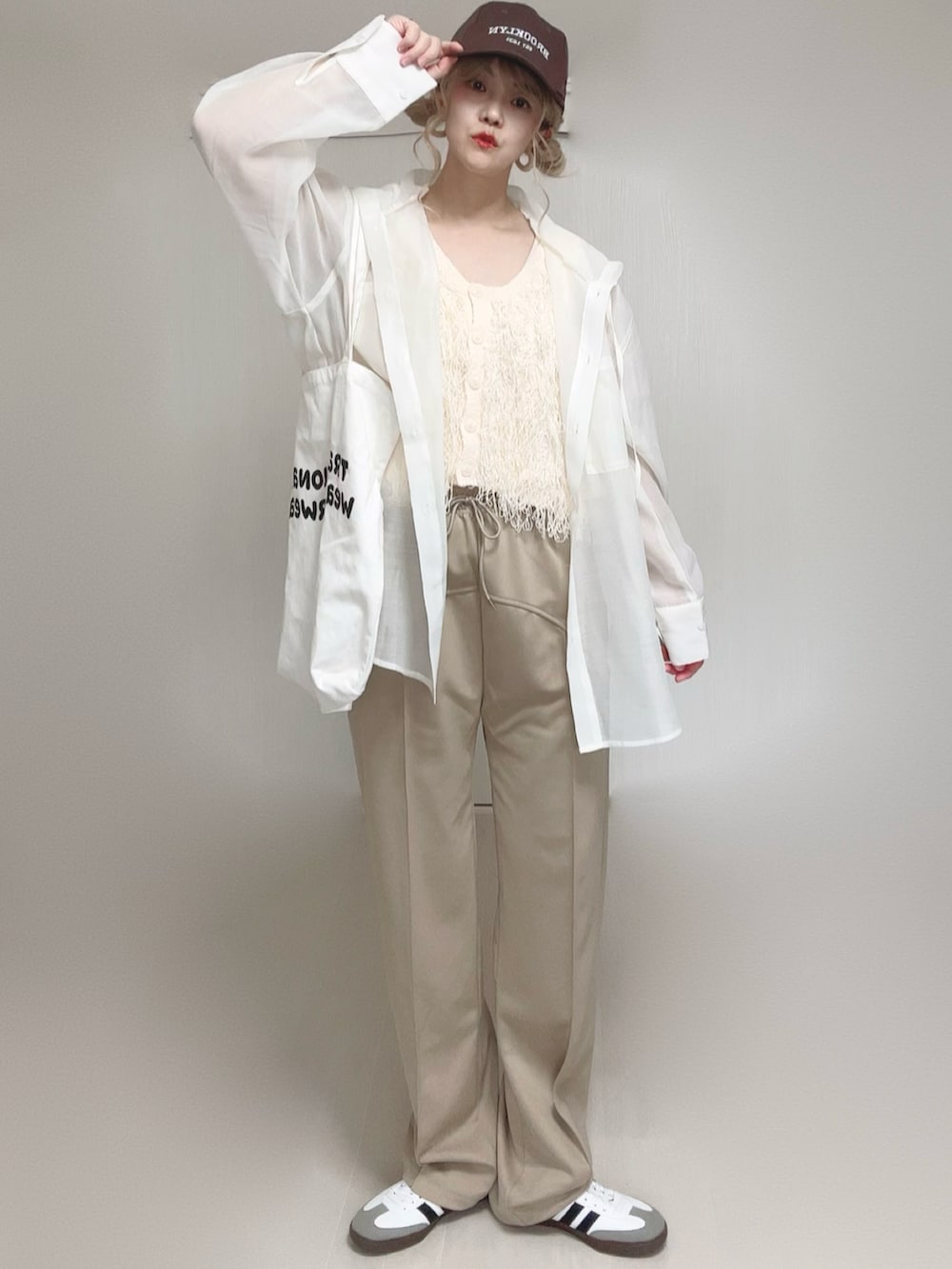 ホワイト系のシャツ/ブラウス、ホワイト系のベスト、ベージュ系のその他パンツを着用したレディースの夏コーディネートの5枚目の写真