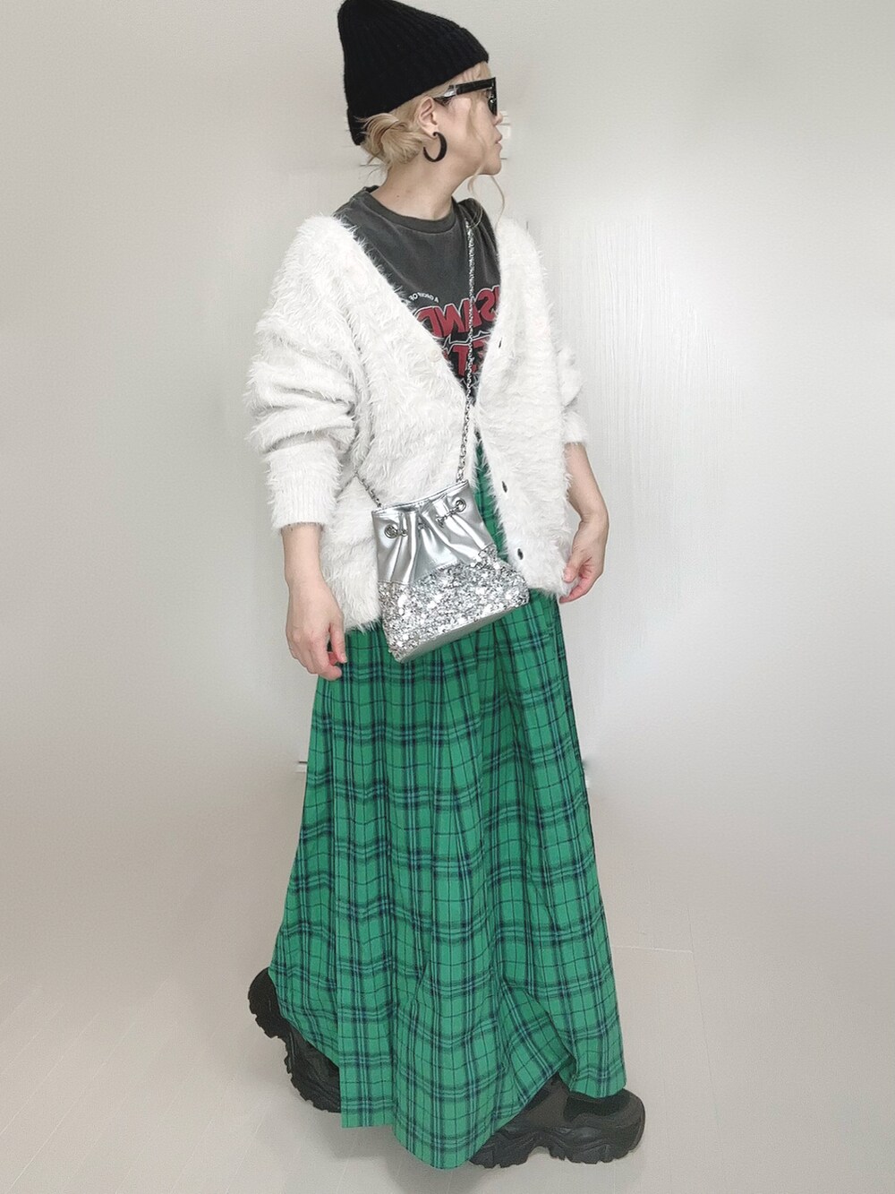 ホワイト系のカーディガン/ボレロ、グレー系のTシャツ/カットソー、シルバー系のショルダーバッグを着用したレディースの秋コーディネートの5枚目の写真
