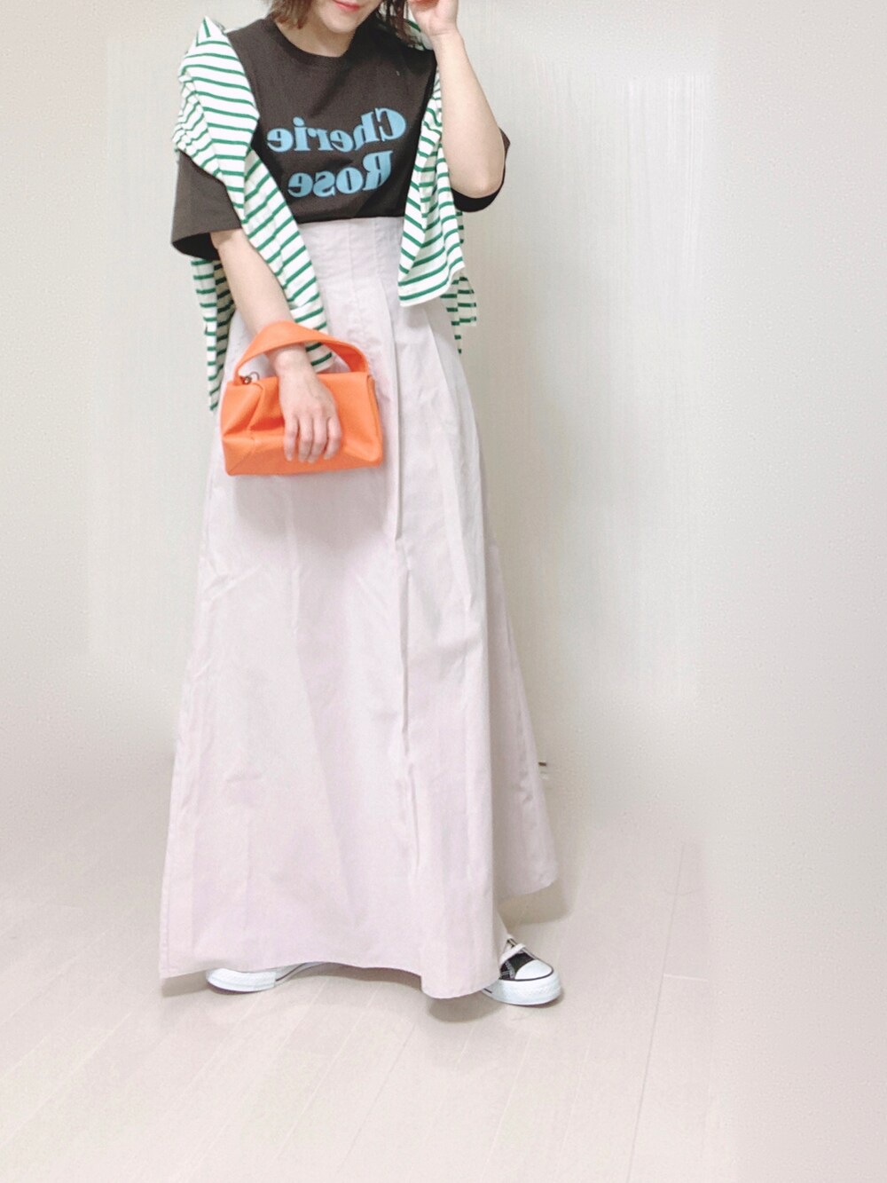グレー系のTシャツ/カットソー、ホワイト系のTシャツ/カットソー、ベージュ系のスカートを着用したレディースの夏コーディネートの2枚目の写真