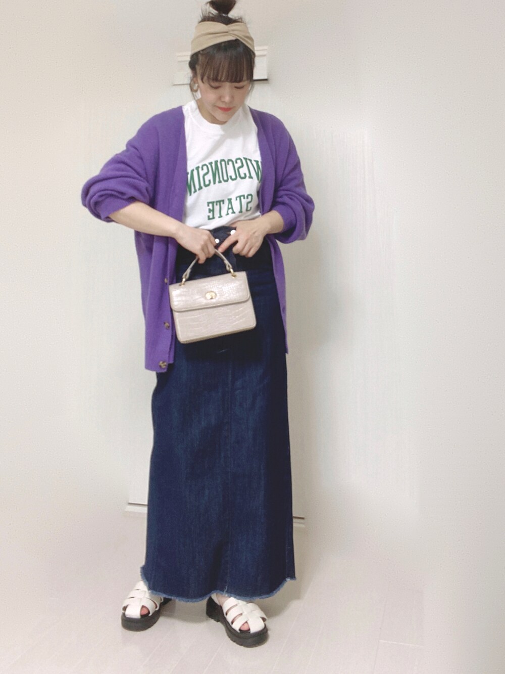 ホワイト系のTシャツ/カットソー、パープル系のカーディガン/ボレロ、ブルー系のデニムスカートを着用したレディースの夏コーディネートの5枚目の写真
