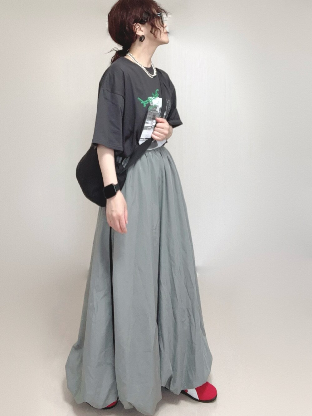 グレー系のTシャツ/カットソー、ブラック系のピアス（両耳用）を着用したレディースの夏コーディネートの4枚目の写真