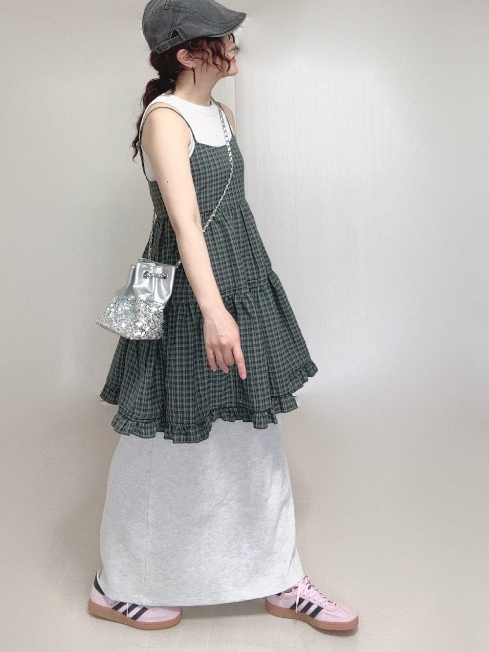 グレー系のワンピース、グレー系のショルダーバッグ、グレー系のワンピースを着用したレディースの夏コーディネートの3枚目の写真