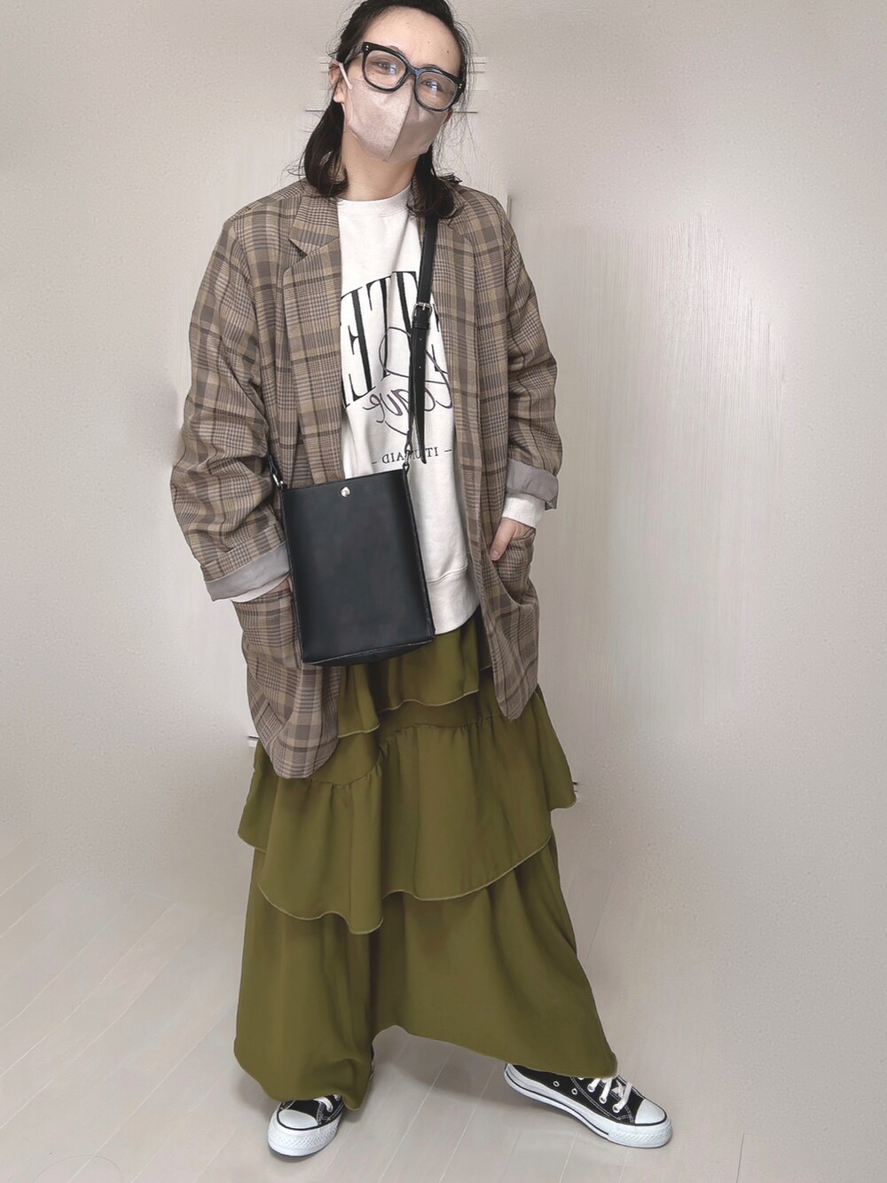 ベージュ系のテーラードジャケット、ブラック系のショルダーバッグ、ブラック系のスニーカーを着用したレディースの春コーディネートの5枚目の写真