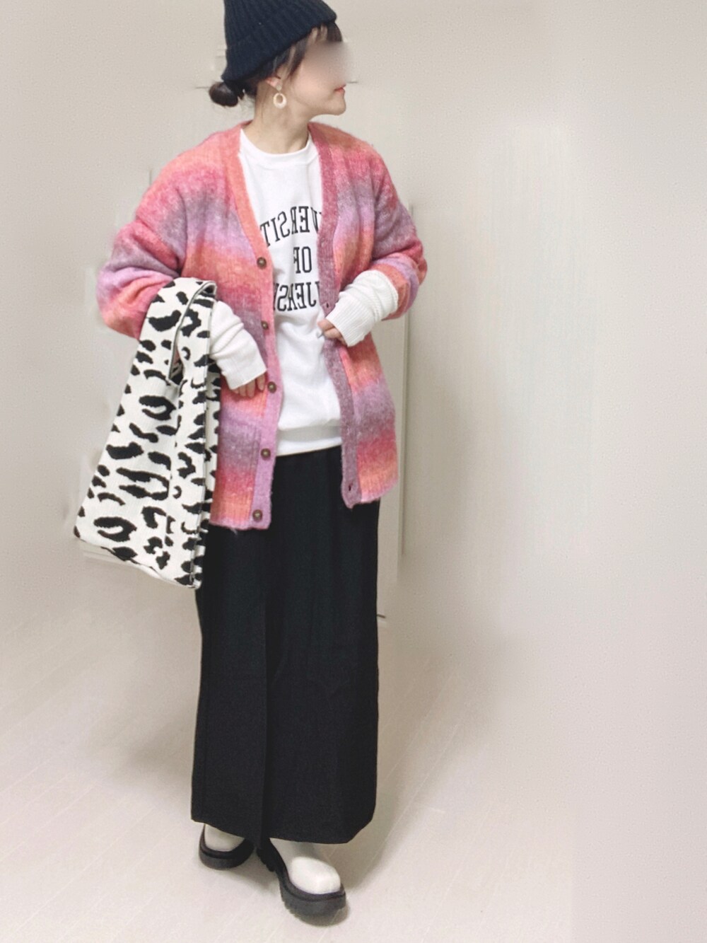 ブラック系のスカート、ホワイト系のスウェット、ピンク系のカーディガン/ボレロを着用したレディースの秋コーディネートの5枚目の写真