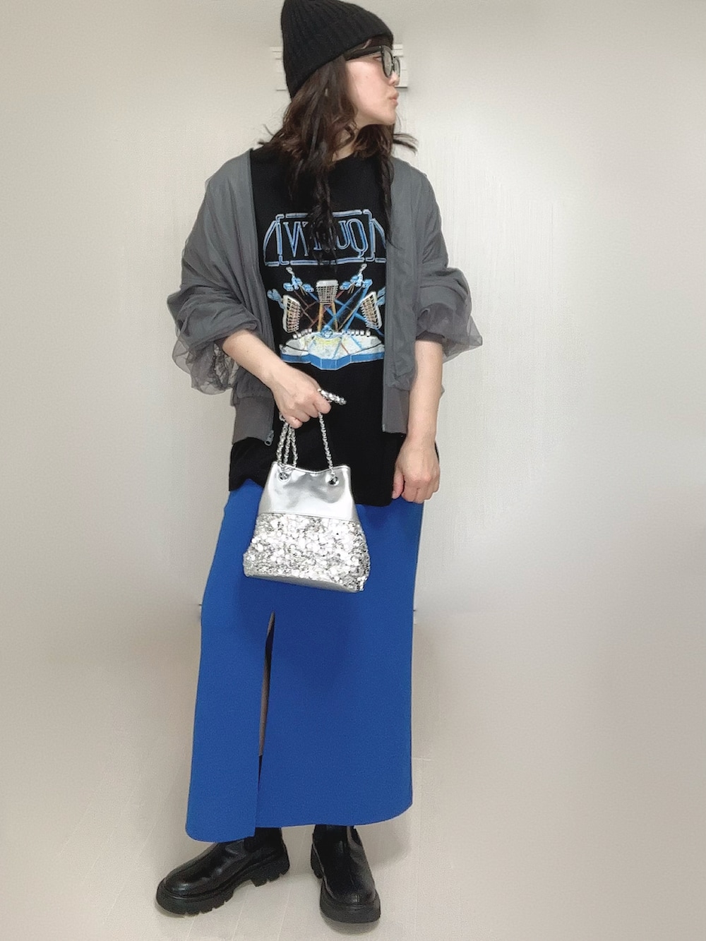 グレー系のブルゾン、ブラック系のブーツ、ブラック系のTシャツ/カットソーを着用したレディースの秋コーディネートの4枚目の写真