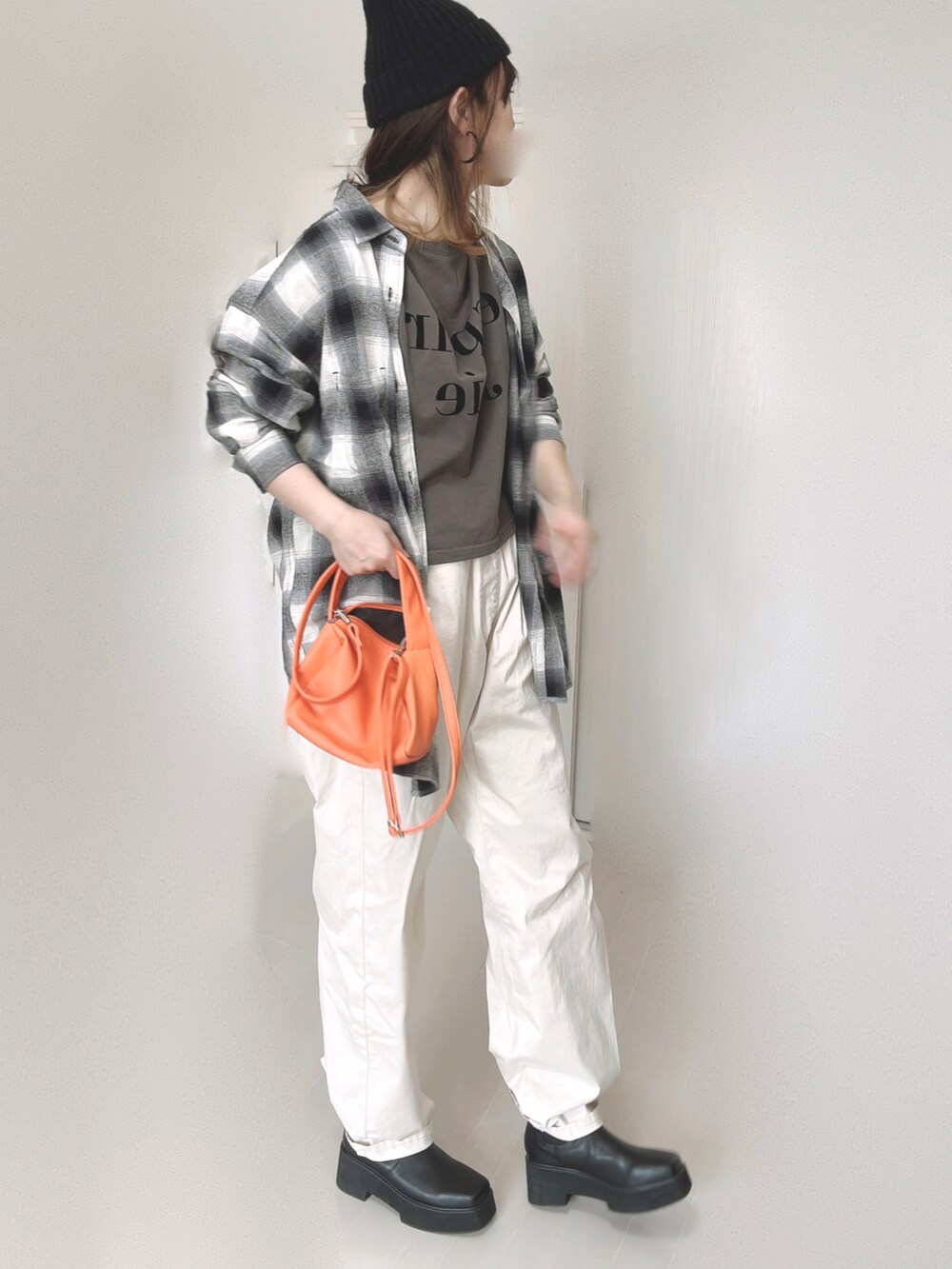 ホワイト系のシャツ/ブラウス、ブラック系のショルダーバッグ、ホワイト系のその他パンツを着用したレディースの秋コーディネートの2枚目の写真