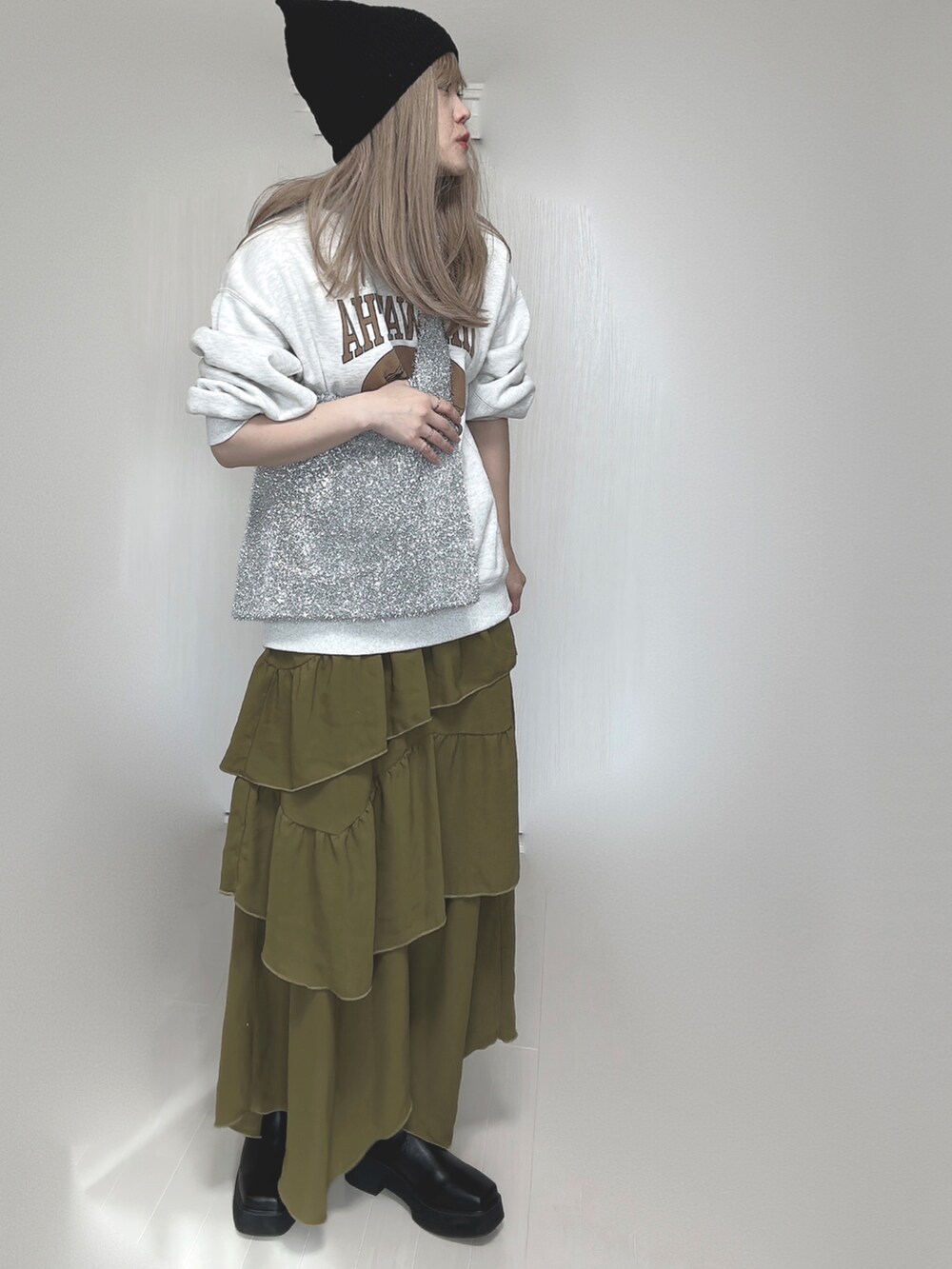 ブラック系のブーツ、ホワイト系のTシャツ/カットソーを着用したレディースの秋コーディネートの5枚目の写真