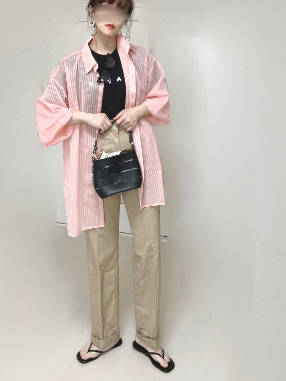 ブラック系のTシャツ/カットソー、ピンク系のシャツ/ブラウス、ベージュ系のチノパンツを着用したレディースの春コーディネートの2枚目の写真