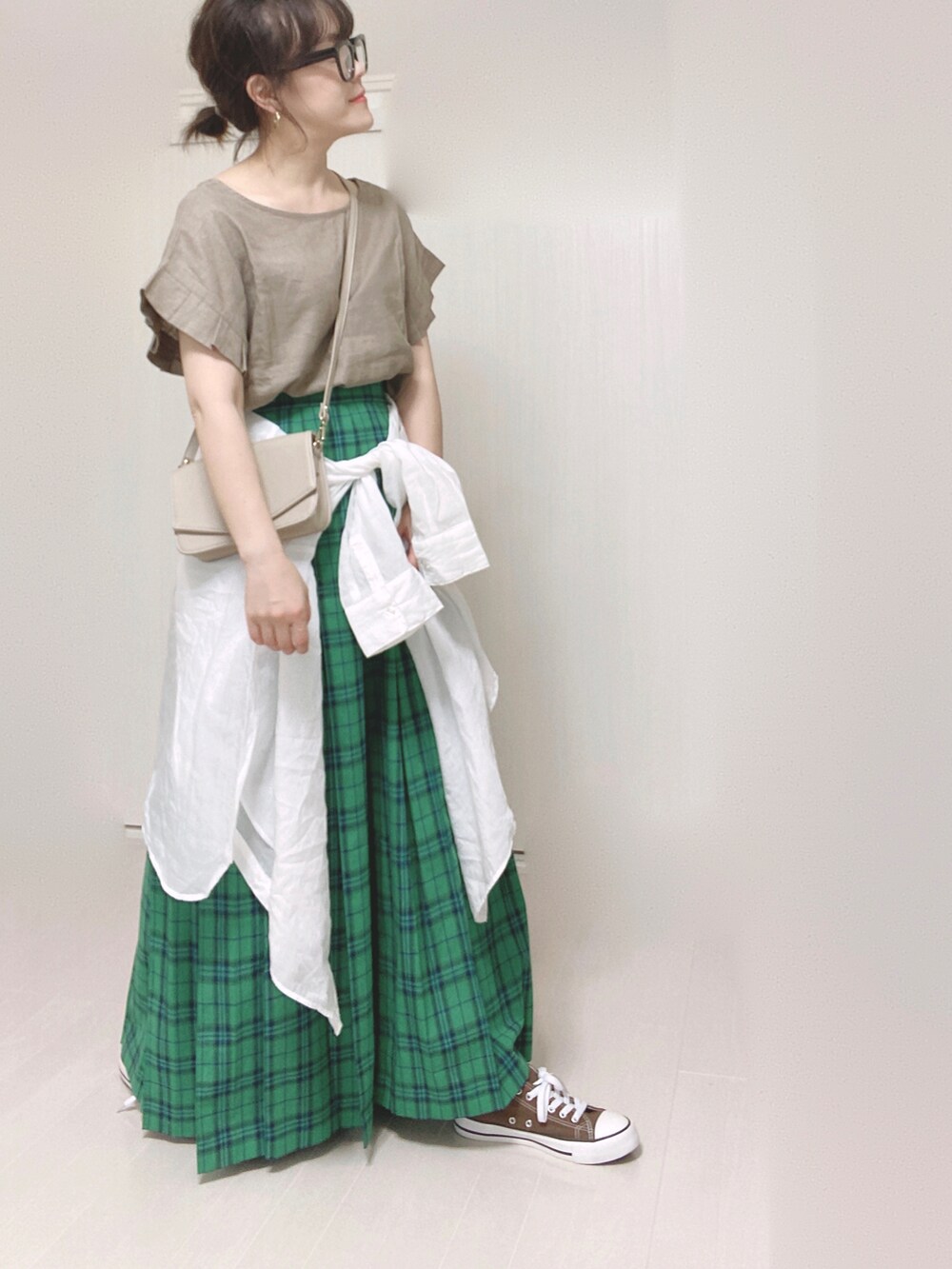 ブラウン系のシャツ/ブラウス、グリーン系のスカート、ホワイト系のシャツ/ブラウスを着用したレディースの夏コーディネートの5枚目の写真