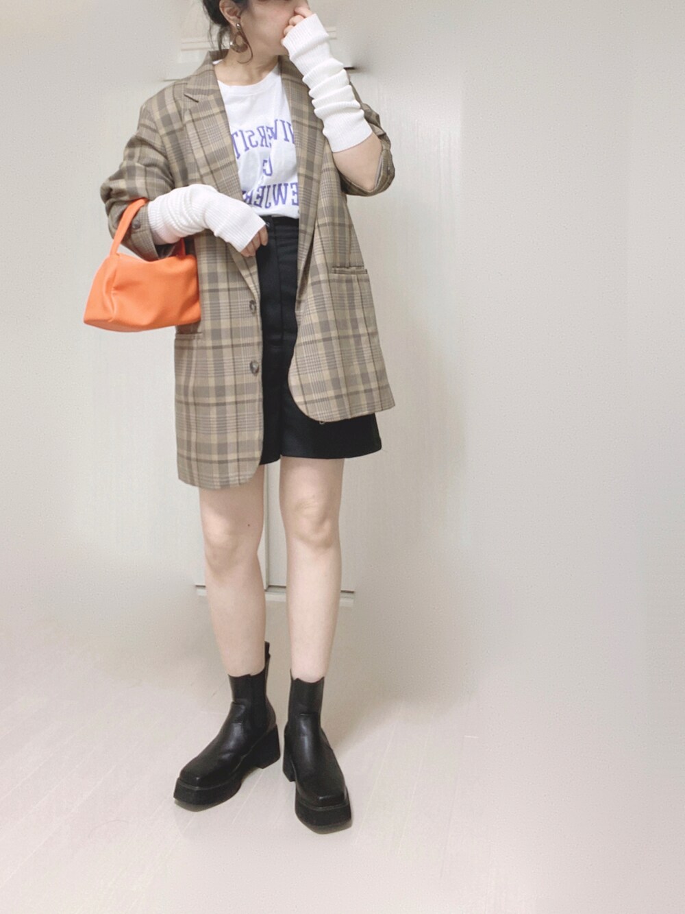 ホワイト系のTシャツ/カットソー、ブラック系のその他パンツ、ブラック系のブーツを着用したレディースの秋コーディネートの3枚目の写真