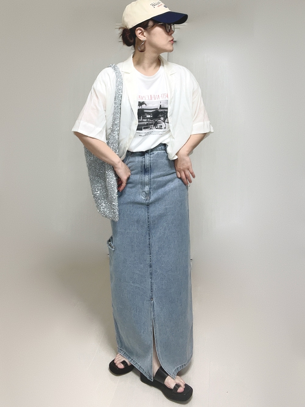 ホワイト系のシャツ/ブラウス、ブラック系のサンダルを着用したレディースの夏コーディネートの4枚目の写真