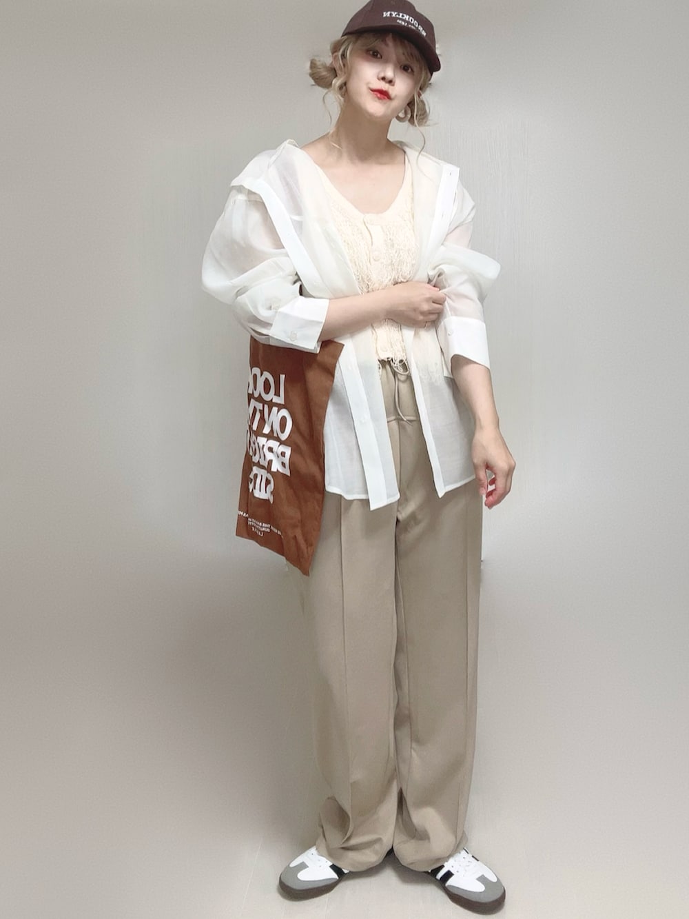 ホワイト系のシャツ/ブラウス、ホワイト系のベスト、ベージュ系のその他パンツを着用したレディースの夏コーディネートの2枚目の写真