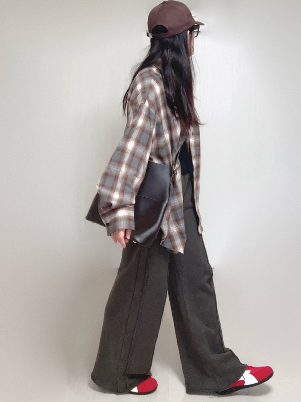 ブラック系のキャミソール、ブラウン系のシャツ/ブラウス、ブラック系のスウェットパンツを着用したレディースの秋コーディネートの4枚目の写真