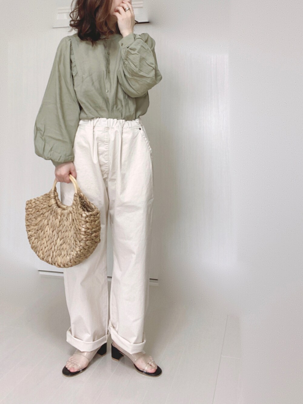 ホワイト系のその他パンツ、グリーン系のシャツ/ブラウス、ベージュ系のかごバッグを着用したレディースの春コーディネートの2枚目の写真