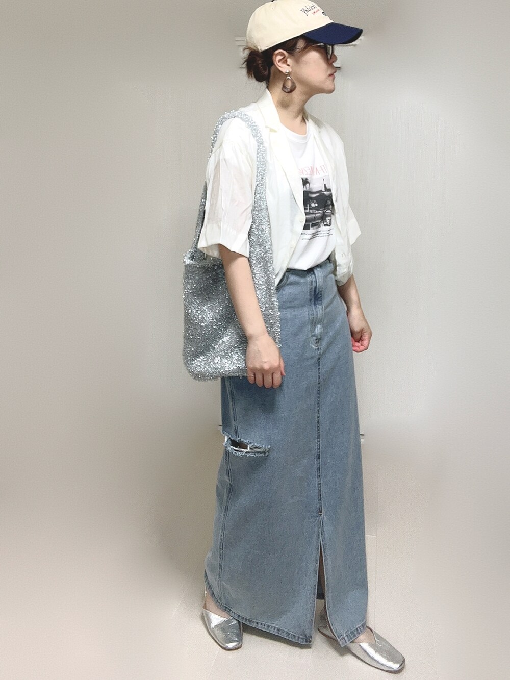 ホワイト系のシャツ/ブラウス、ブラック系のサンダルを着用したレディースの夏コーディネートの2枚目の写真