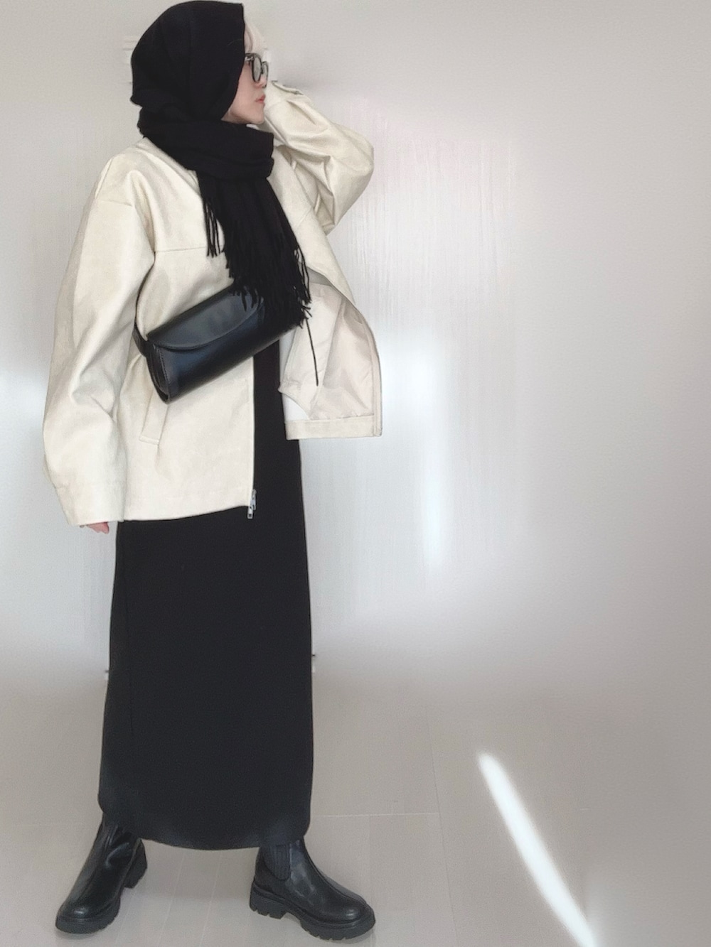 ホワイト系のブルゾン、ブラック系のワンピース、その他のバレエシューズを着用したレディースの冬コーディネートの4枚目の写真