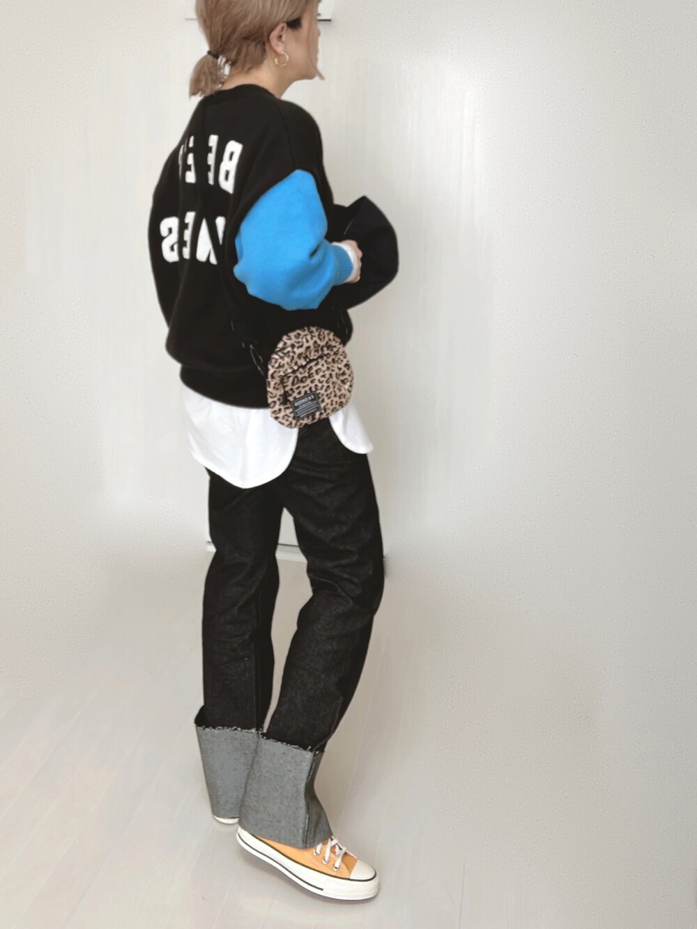 ブラック系のデニムパンツ、ブラック系のカーディガン/ボレロを着用したレディースの春コーディネートの3枚目の写真