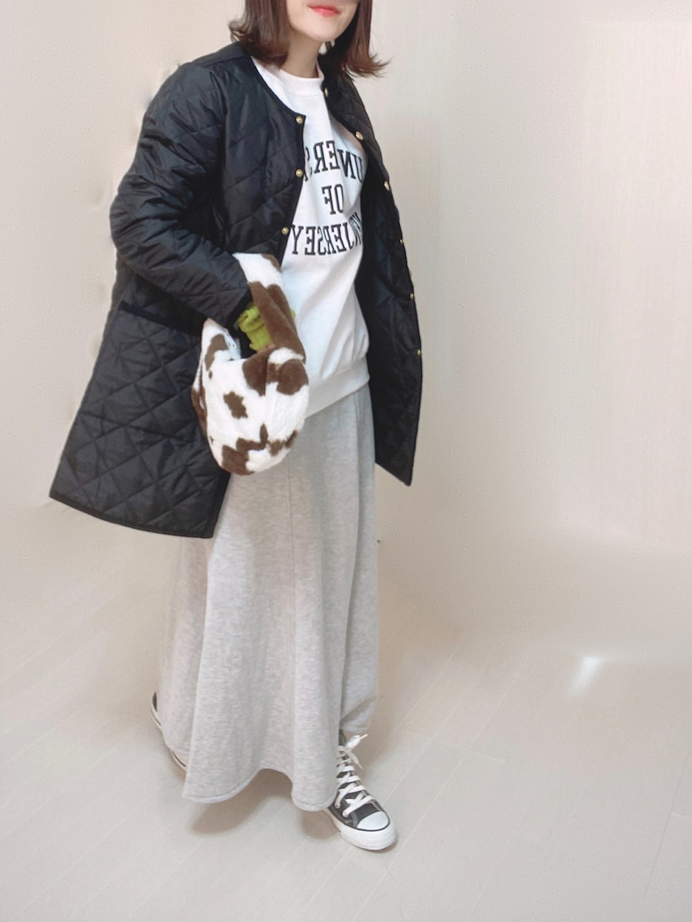 ブラック系のその他アウター、ホワイト系のスウェット、グレー系のスカートを着用したレディースの冬コーディネートの4枚目の写真