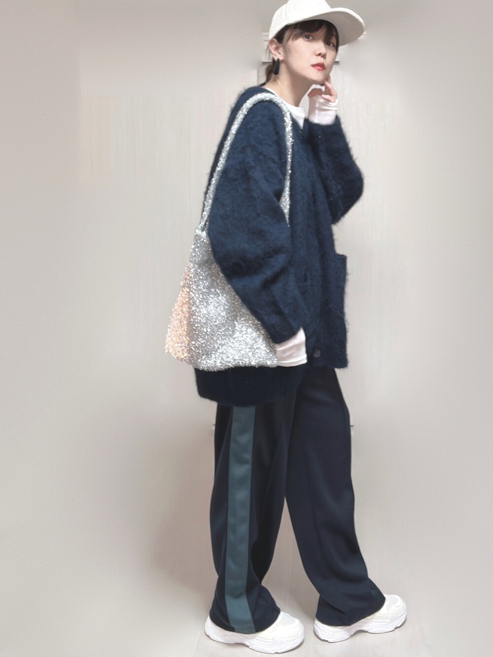 ブルー系のその他パンツ、ブルー系のカーディガン/ボレロ、ホワイト系のTシャツ/カットソーを着用したレディースの冬コーディネートの3枚目の写真