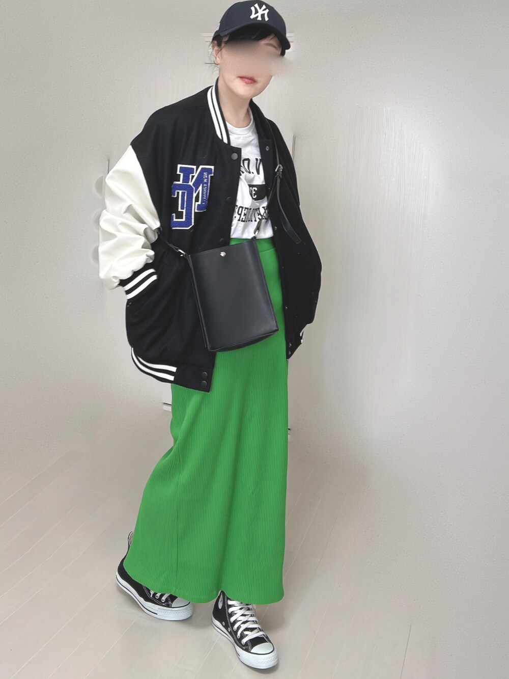 ブラック系のスタジャン、ホワイト系のTシャツ/カットソー、グリーン系のスカートを着用したレディースの冬コーディネートの5枚目の写真