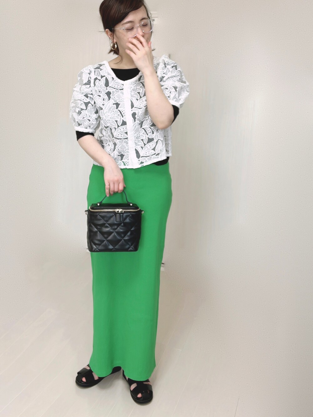 ホワイト系のシャツ/ブラウス、ブラック系のTシャツ/カットソー、グリーン系のスカートを着用したレディースの春コーディネートの5枚目の写真