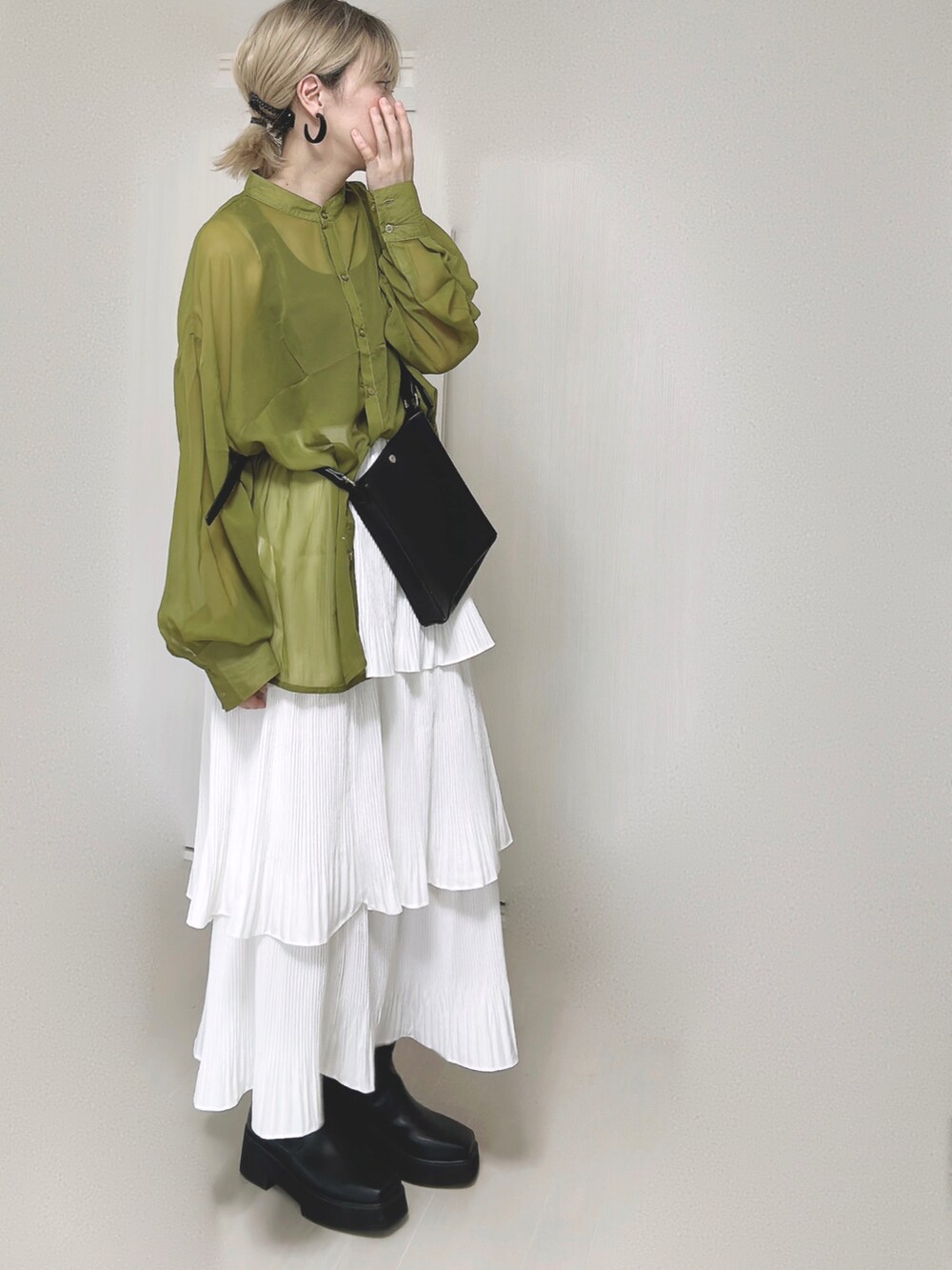 ホワイト系のスカート、グリーン系のシャツ/ブラウス、ブラック系のブーツを着用したレディースの秋コーディネートの5枚目の写真