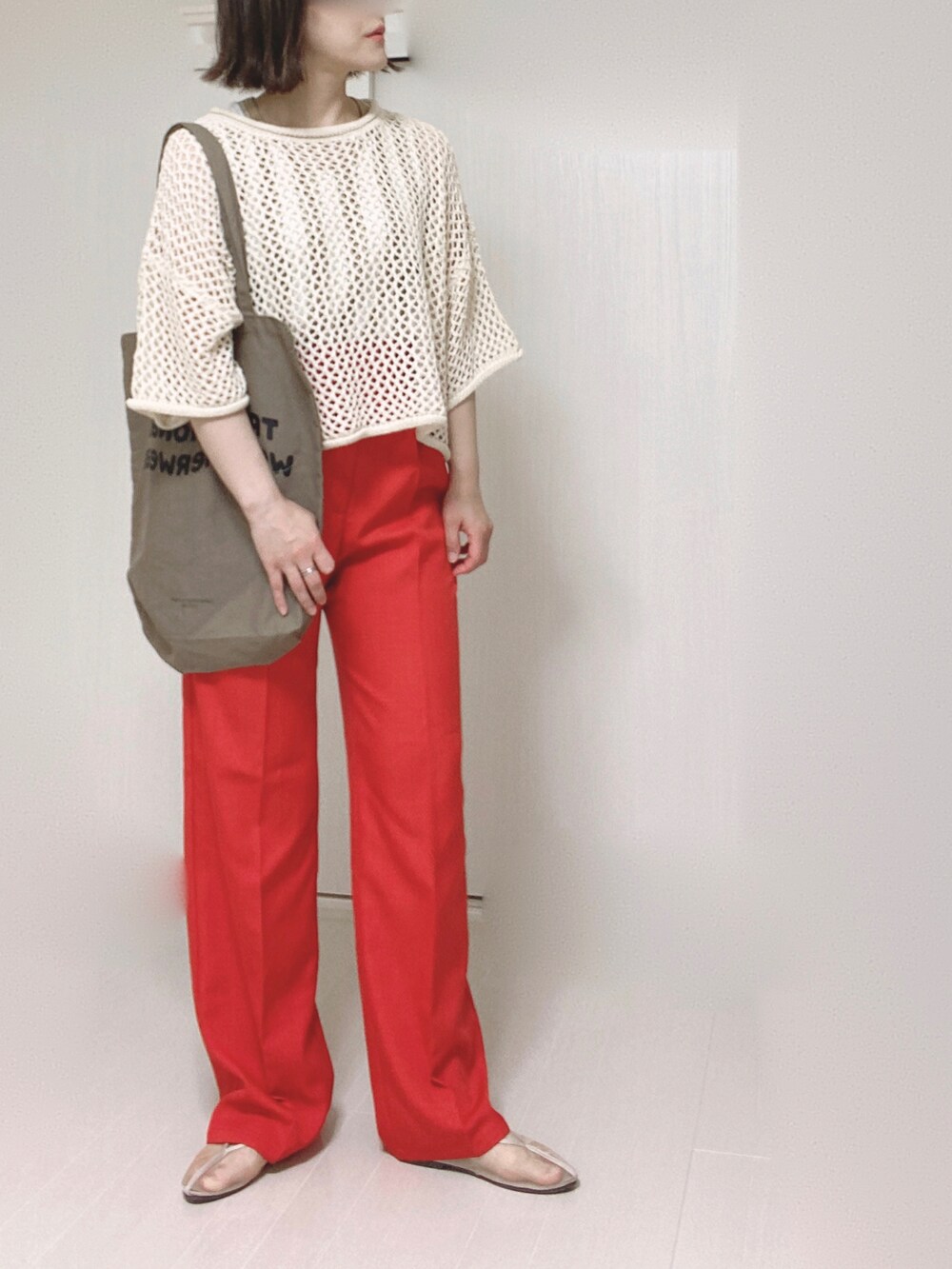 ブラウン系のトートバッグ、ベージュ系のパンプス、ベージュ系のニット/セーターを着用したレディースの春コーディネートの5枚目の写真