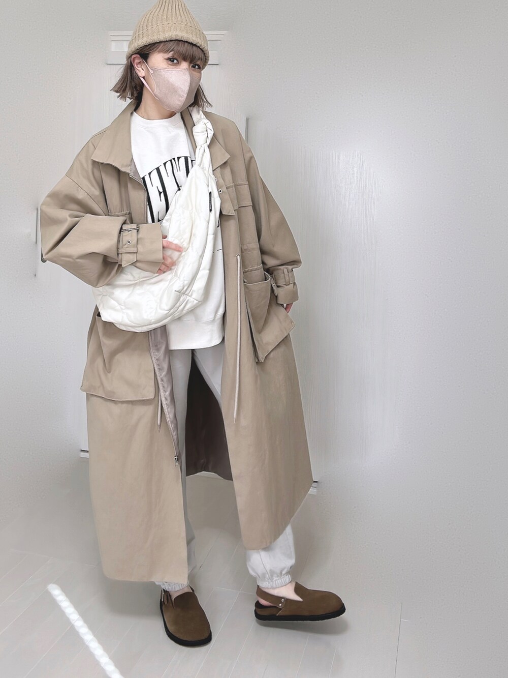 「dholic、トレンチコート、ニット帽、ロゴスウェット、スウェットパンツ、スウェード、サンダル、ショルダーバッグ、春服デビュー宣言、大人カジュアル」｜「DHOLICのベルト付ジップアップジャケット（その他アウター、ベージュ系）」を使った、Ⓜ︎さん（レディース・152cm）の春コーディネートの2枚目の写真