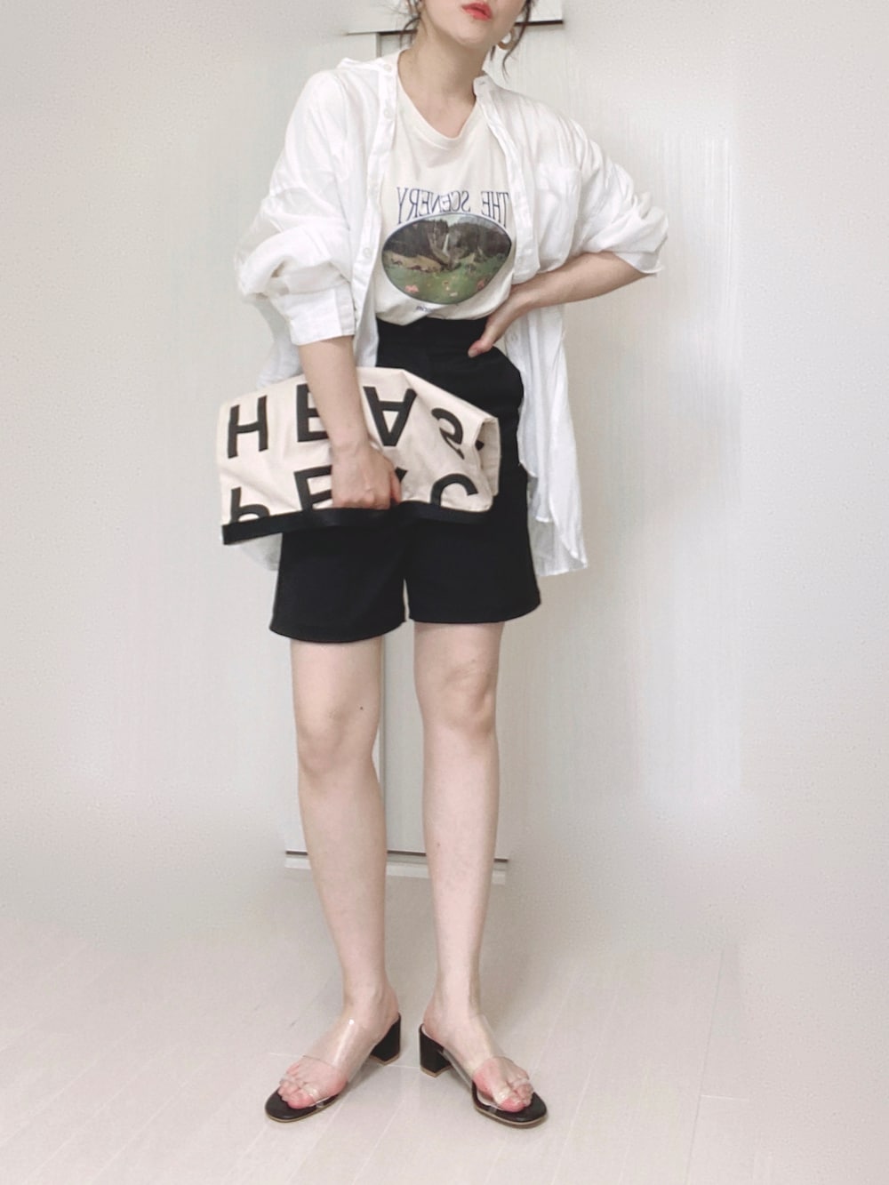 ホワイト系のTシャツ/カットソー、ブラック系のその他パンツ、ホワイト系のトートバッグを着用したレディースの夏コーディネートの5枚目の写真