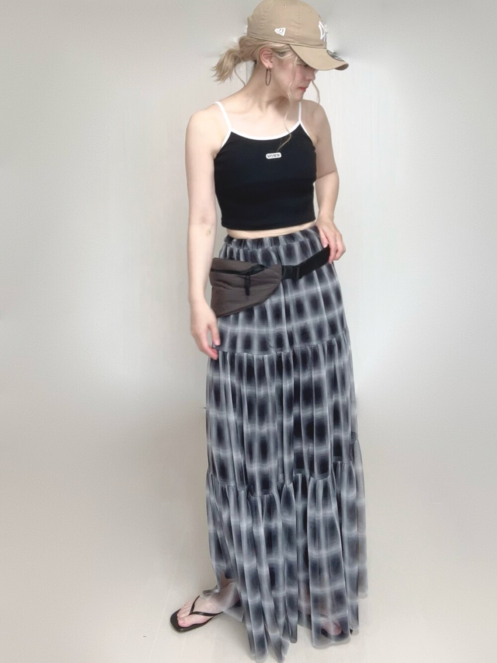 ブラック系のスカート、ブラック系のキャミソール、ブラック系のサンダルを着用したレディースの夏コーディネートの2枚目の写真