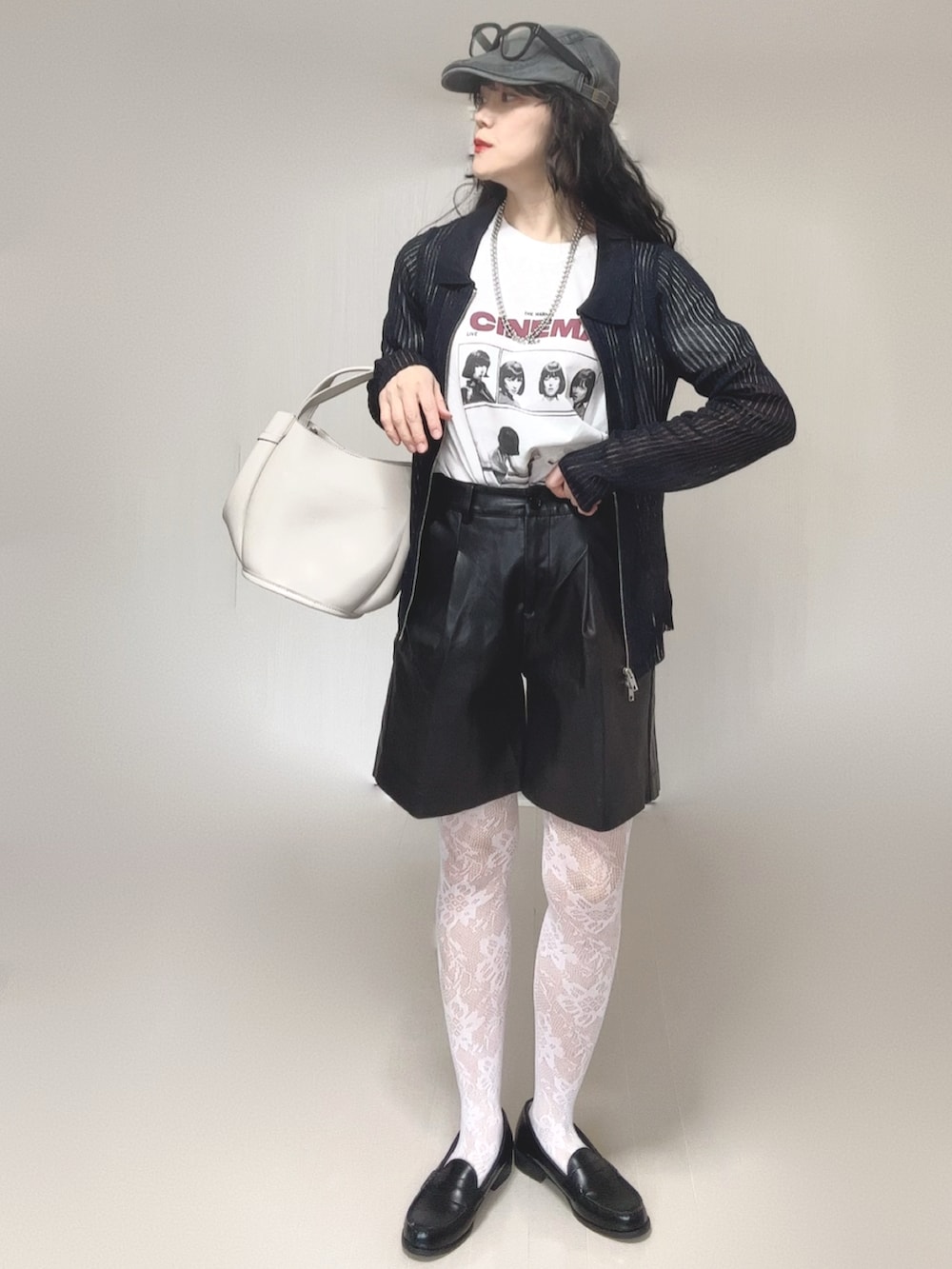 ブルー系のカーディガン/ボレロ、ホワイト系のTシャツ/カットソー、ブラック系のローファーを着用したレディースの春コーディネートの3枚目の写真