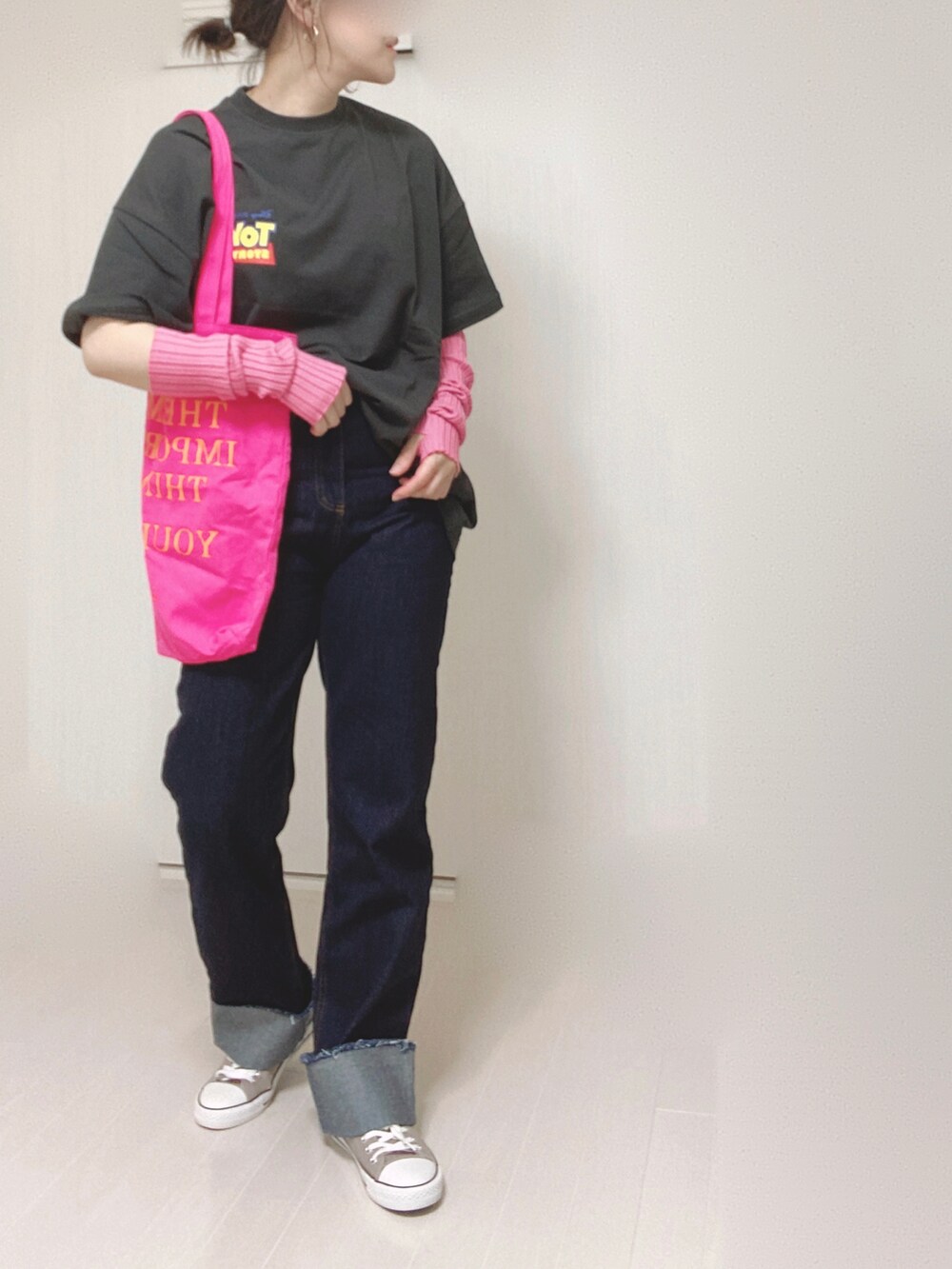 グレー系のTシャツ/カットソー、ピンク系のトートバッグ、ブルー系のデニムパンツを着用したレディースの夏コーディネートの2枚目の写真