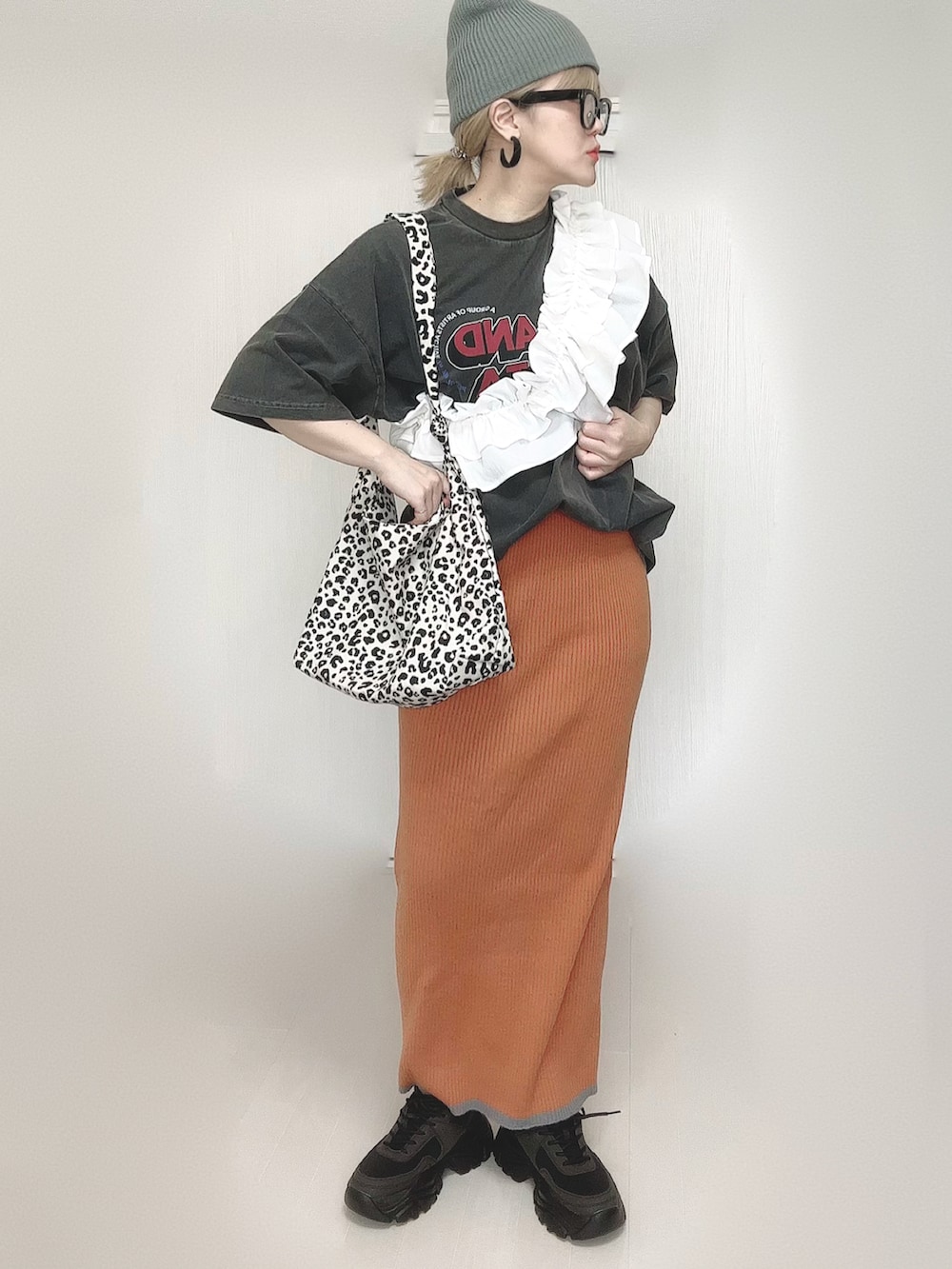 ホワイト系のトートバッグ、グレー系のTシャツ/カットソー、オレンジ系のスカートを着用したレディースの夏コーディネートの3枚目の写真