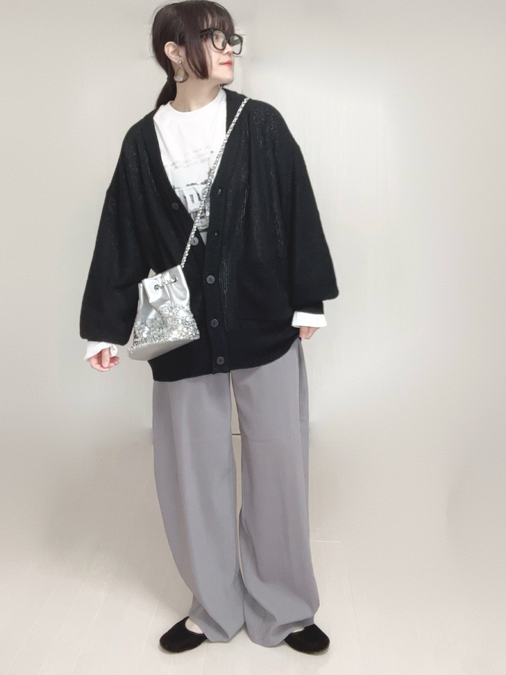 ブラック系のカーディガン/ボレロ、ホワイト系のTシャツ/カットソー、シルバー系のショルダーバッグを着用したレディースの春コーディネートの2枚目の写真